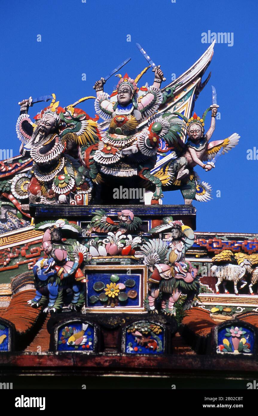 Le temple Cheng Hoon Teng est un temple chinois qui pratique Les Trois systèmes Doctrinaux du taoïsme, du confucianisme et du bouddhisme. C'est le plus ancien temple fonctionnel de Malaisie. Construit en 1645 par Kapitan Lee Wei King avec des matériaux de construction importés de Chine, Cheng Hoon Teng a servi de lieu de culte principal pour la communauté locale de Hoklo (Hokkien). La salle principale a été construite par Kapitan Chan Ki Lock en 1704 et a été reconstruite en 1801 par Kaitan China Chua su Cheong, qui a contribué à l'esthétique et aux magnifiques ajouts structurels du bâtiment. Banque D'Images