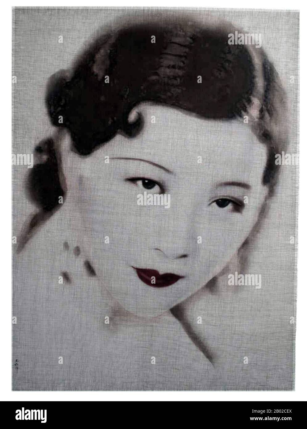 Ruan Lingyu (26 avril 1910 – 8 mars 1935), née Ruan Fenggen), était une actrice chinoise de cinéma silencieux. L'une des plus importantes stars du cinéma chinois des années 1930, son suicide tragique à l'âge de 24 ans l'a conduit à devenir une icône du cinéma chinois. Son cortège funéraire aurait été de cinq kilomètres (trois milles) de long, et trois femmes auraient commis un suicide pendant l'événement. Banque D'Images