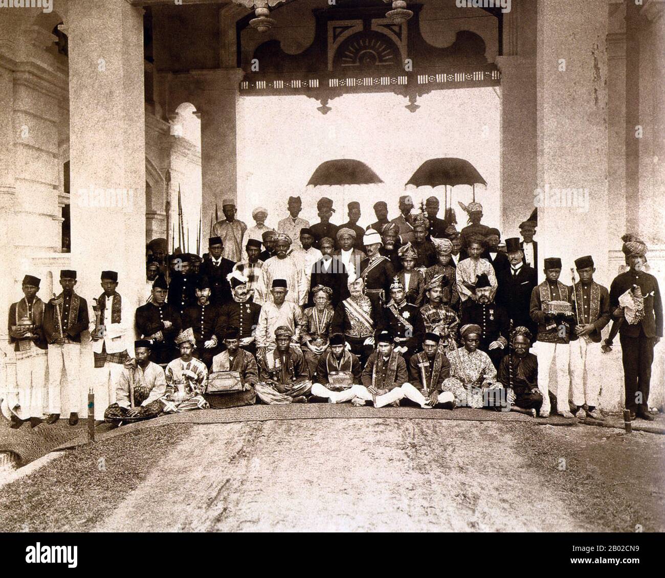 Premier Durbar (Conférence des dirigeants) tenu à Astana Negara à Kuala Kangsar, Perak, Etats fédérés de Malay (Malaisie d'aujourd'hui) en 1897. Assis, de gauche à droite : Hugh Clifford (résident de Pahang), J.P. Rodger (Résident De Selangor), Sir Frank Swettenham (Résident Général), Sultan Ahmad (Pahang), Sultan Abdul Samad (Selangor), Sir Charles Mitchell (Haut Commissaire Britannique), Sultan Idris (Perak), Tuanku Muhammad (Yand Di Pertuan Besar De Negeri Sembilan) Et W.h. Treacher (Résident De Perak). Banque D'Images