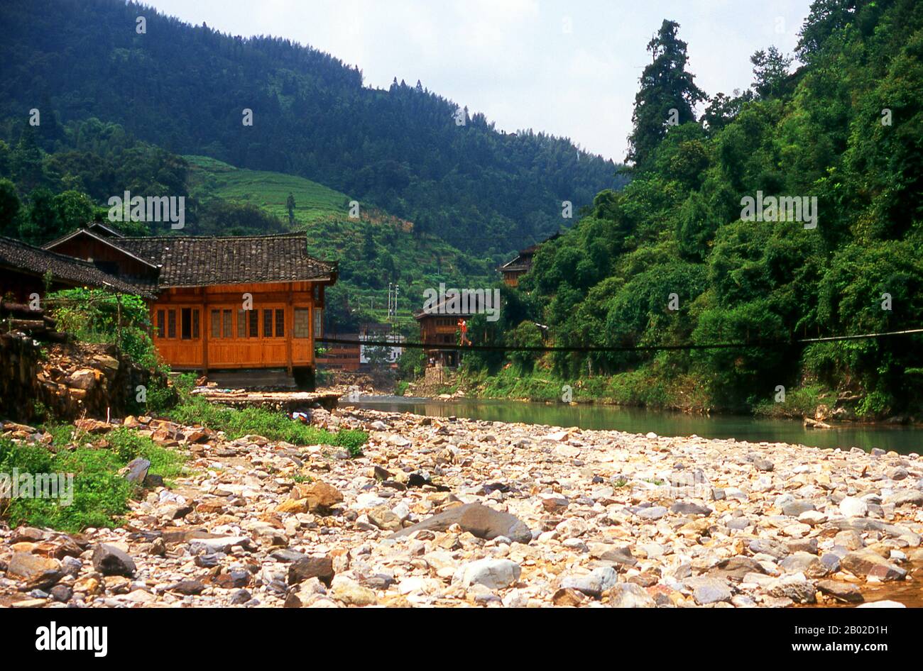 Chine : Pont sur la rivière Xun (Xún Jiāng) au village de Huangluo près des terrasses de riz de Longsheng, comté de Longsheng, province du Guangxi. La rivière Xun (pinyin : Xún Jiāng) est le nom d'une courte section de la branche principale du système de la rivière des perles en amont du Xi Jiang en Chine. Bien que longue de moins de 150 km, elle revêt une importance considérable dans la province du Guangxi, car elle draine la majorité de la province. La rivière Xun dans son nom est formée par les rivières Yu et Qian, le Qian étant le plus grand des deux affluents. Le Xun sort alors de Guiping et traverse Pingnan. Banque D'Images