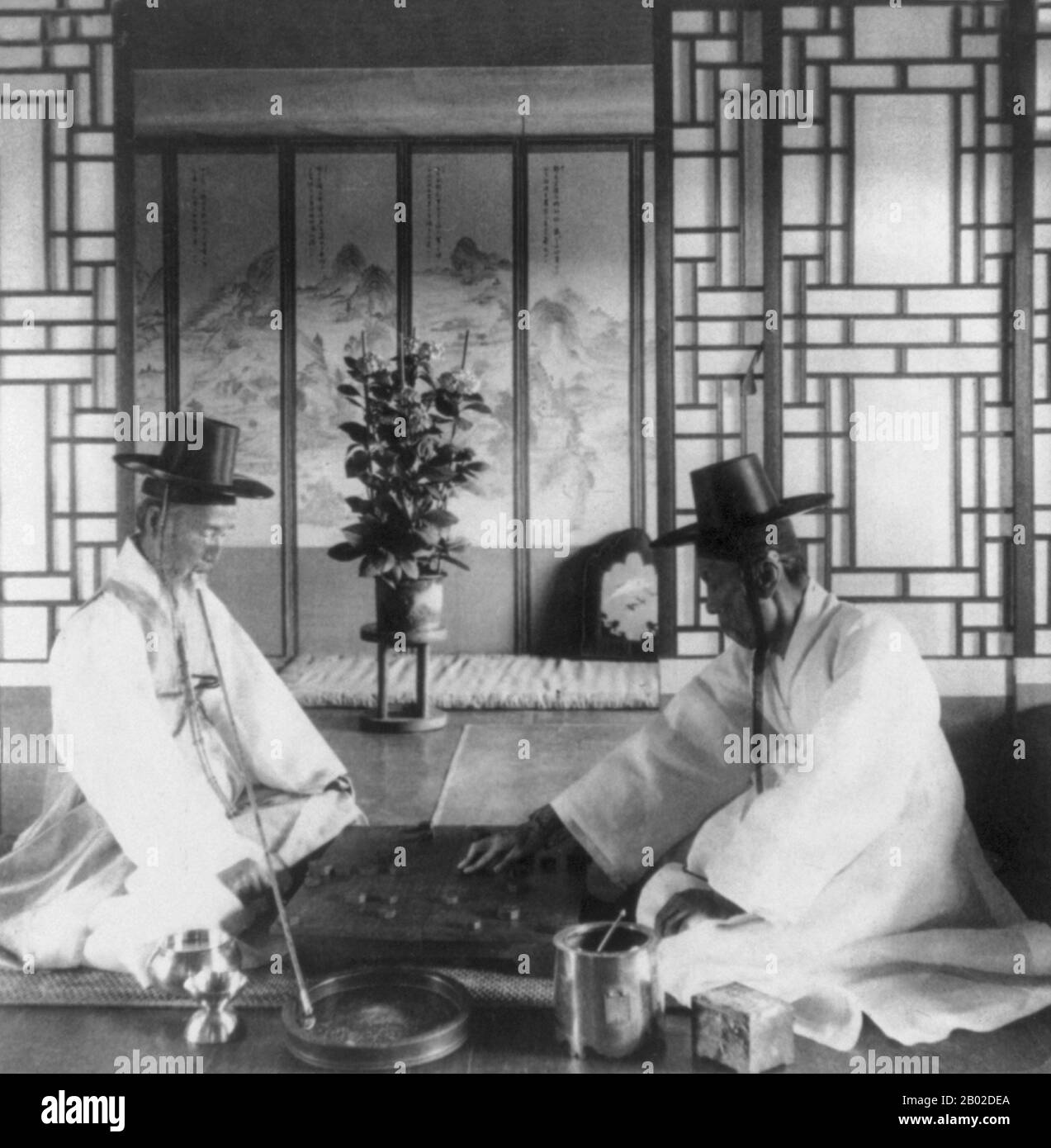 Séoul est la capitale et la plus grande métropole de la Corée du Sud. Une mégacité avec une population de plus de 10 millions d'habitants, c'est la ville la plus importante du monde développé. La région de la capitale de Séoul, qui comprend la métropole d'Incheon et la province de Gyeonggi, est la deuxième plus grande région métropolitaine au monde avec plus de 25,6 millions de personnes, qui abrite plus de la moitié des Sud-Coréens ainsi que 6332 000 résidents internationaux. Pendant la guerre de Corée, Séoul a changé de main entre les forces nord-coréennes soutenues par la Chine et les forces sud-coréennes soutenues par l'ONU à plusieurs reprises, laissant la ville gravement endommagée Banque D'Images