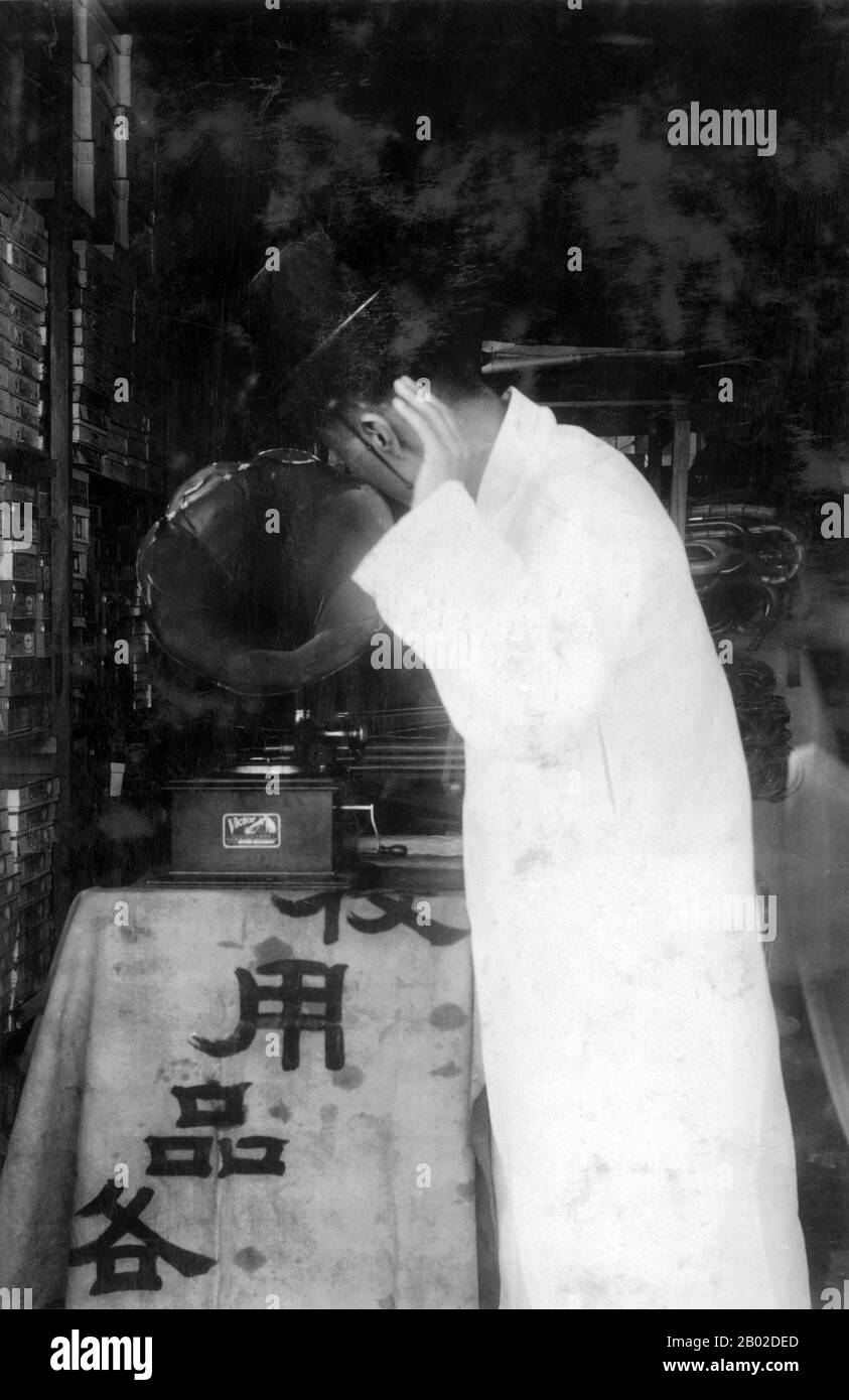 Séoul est la capitale et la plus grande métropole de la Corée du Sud. Une mégacité avec une population de plus de 10 millions d'habitants, c'est la ville la plus importante du monde développé. La région de la capitale de Séoul, qui comprend la métropole d'Incheon et la province de Gyeonggi, est la deuxième plus grande région métropolitaine au monde avec plus de 25,6 millions de personnes, qui abrite plus de la moitié des Sud-Coréens ainsi que 6332 000 résidents internationaux. Pendant la guerre de Corée, Séoul a changé de main entre les forces nord-coréennes soutenues par la Chine et les forces sud-coréennes soutenues par l'ONU à plusieurs reprises, laissant la ville gravement endommagée Banque D'Images