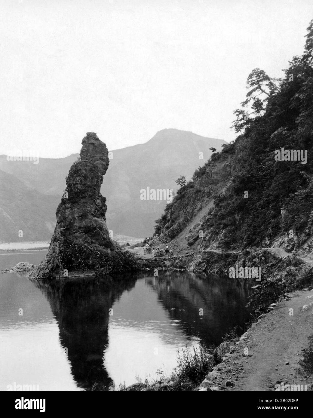 La Corée, connue sous le nom de Hanguk en Corée du Sud et de Chosŏn en Corée du Nord, est un territoire d'Asie de l'est divisé en deux États souverains distincts, la Corée du Nord et la Corée du Sud. Située sur la péninsule coréenne, la Corée est bordée par la Chine au nord-ouest et la Russie au nord-est. Il est séparé du Japon à l'est par le détroit de Corée et la mer du Japon (la « mer orientale » coréenne); il est séparé de Taïwan au sud par la mer de Chine orientale. Banque D'Images