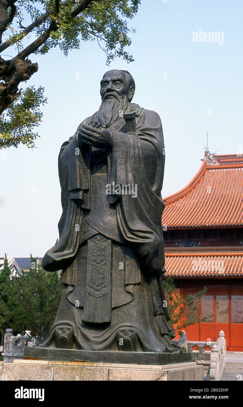 Le temple confucian de Suzhou (chinois : 苏州文庙), également nommé musée de l'inscription à la pierre de Suzhou et école de la préfecture de Suzhou (chinois : 苏州府学; école publique), a été construit par Fan Zhongyan, le préfet de Suzhou, en 1035 ce. C'était la première école de temple en Chine et est remarquable pour contenir les quatre plus grandes stèles de la dynastie Song. Suzhou, la ville des canaux et des jardins, a été appelée « Venise de l’est » par Marco Polo. Un proverbe chinois ancien dit: «Dans le ciel il y a le paradis; sur Terre il y a Suzhou». L’amour de la ville avec les jardins remonte à 2 500 ans et se poursuit encore. Banque D'Images