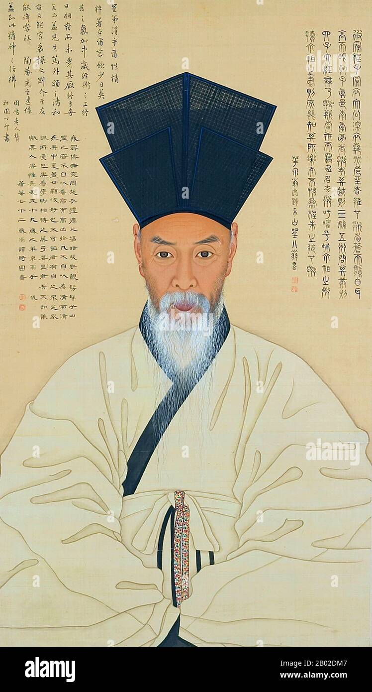 Yi Chae était un érudit qui vivait à la fin de Joseon. Cela le montre à l'âge de 59 ans. Il donne un chapeau noir connu sous le nom de dongpagwan et un silui, une veste de chercheur blanc. La veste blanche est dotée d'un col dans une bande noire contrastée. Une large ceinture tissée de cinq couleurs, représentant les quatre directions cardinales et le centre, drape à partir du niveau du milieu de la poitrine. Les yeux qui affament tout droit sont méticuleusement représentés avec un grand détail. Comme les yeux étaient de plus en plus considérés comme les fenêtres de l'univers moral du sujet, ils étaient un point focal des portraits de feu Joseon. T Banque D'Images
