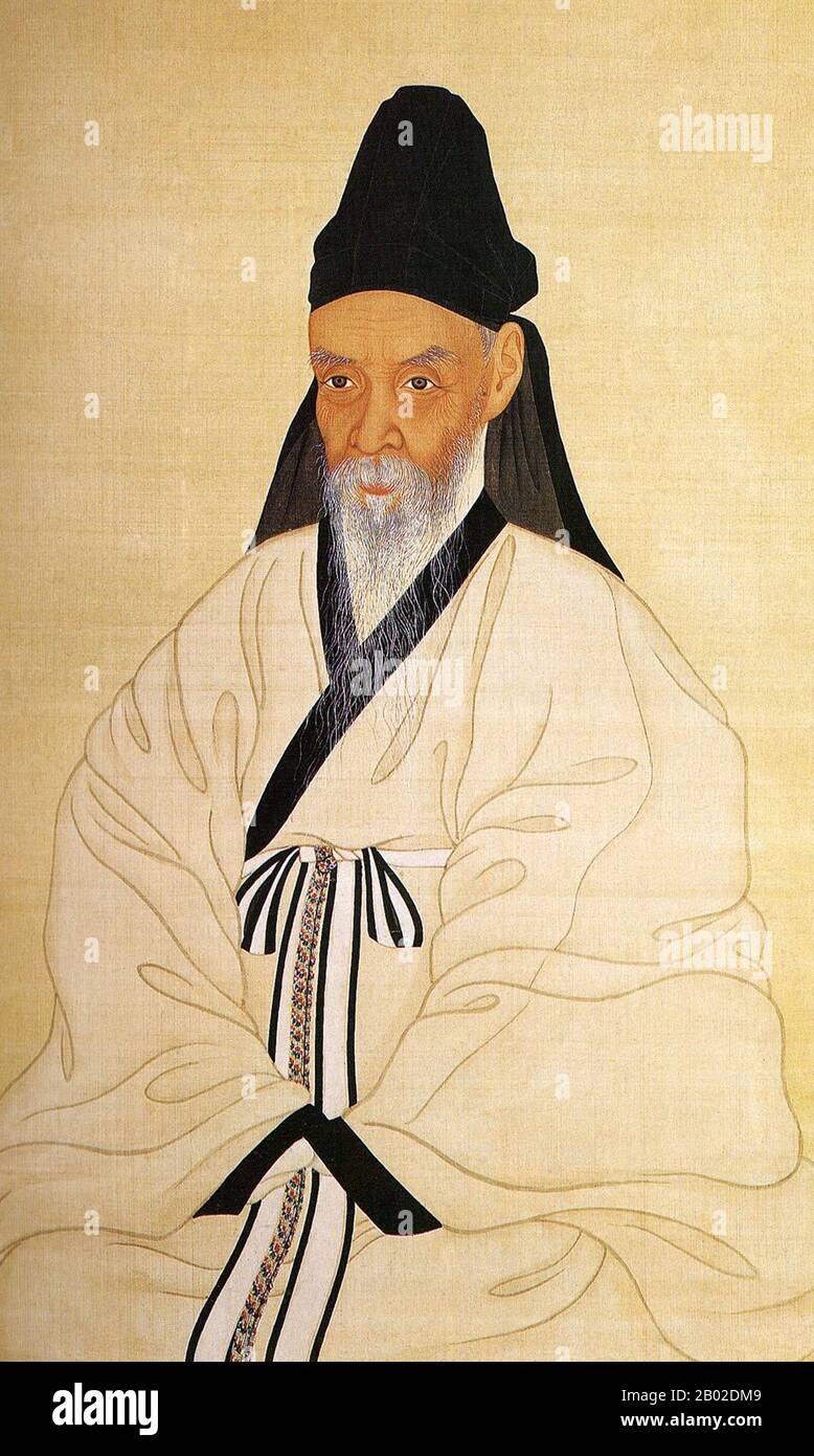 Yi Chae était un érudit qui vivait à la fin de Joseon. Cela le montre à l'âge de 59 ans. Il donne un chapeau noir connu sous le nom de dongpagwan et un silui, une veste de chercheur blanc. La veste blanche est dotée d'un col dans une bande noire contrastée. Une large ceinture tissée de cinq couleurs, représentant les quatre directions cardinales et le centre, drape à partir du niveau du milieu de la poitrine. Banque D'Images
