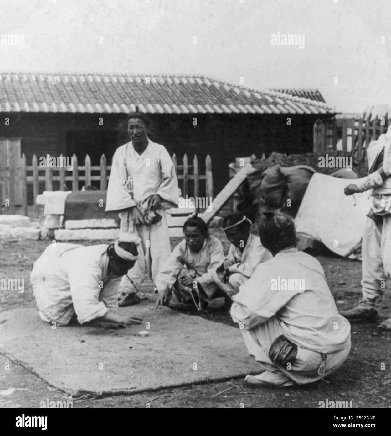 Séoul est la capitale et la plus grande métropole de la Corée du Sud. Une mégacité avec une population de plus de 10 millions d'habitants, c'est la ville la plus importante du monde développé. La région de la capitale de Séoul, qui comprend la métropole d'Incheon et la province de Gyeonggi, est la deuxième plus grande région métropolitaine au monde avec plus de 25,6 millions de personnes, qui abrite plus de la moitié des Sud-Coréens ainsi que 6332 000 résidents internationaux. Pendant la guerre de Corée, Séoul a changé de main entre les forces nord-coréennes soutenues par la Chine et les forces sud-coréennes soutenues par l'ONU à plusieurs reprises, laissant la ville gravement endommagée Banque D'Images