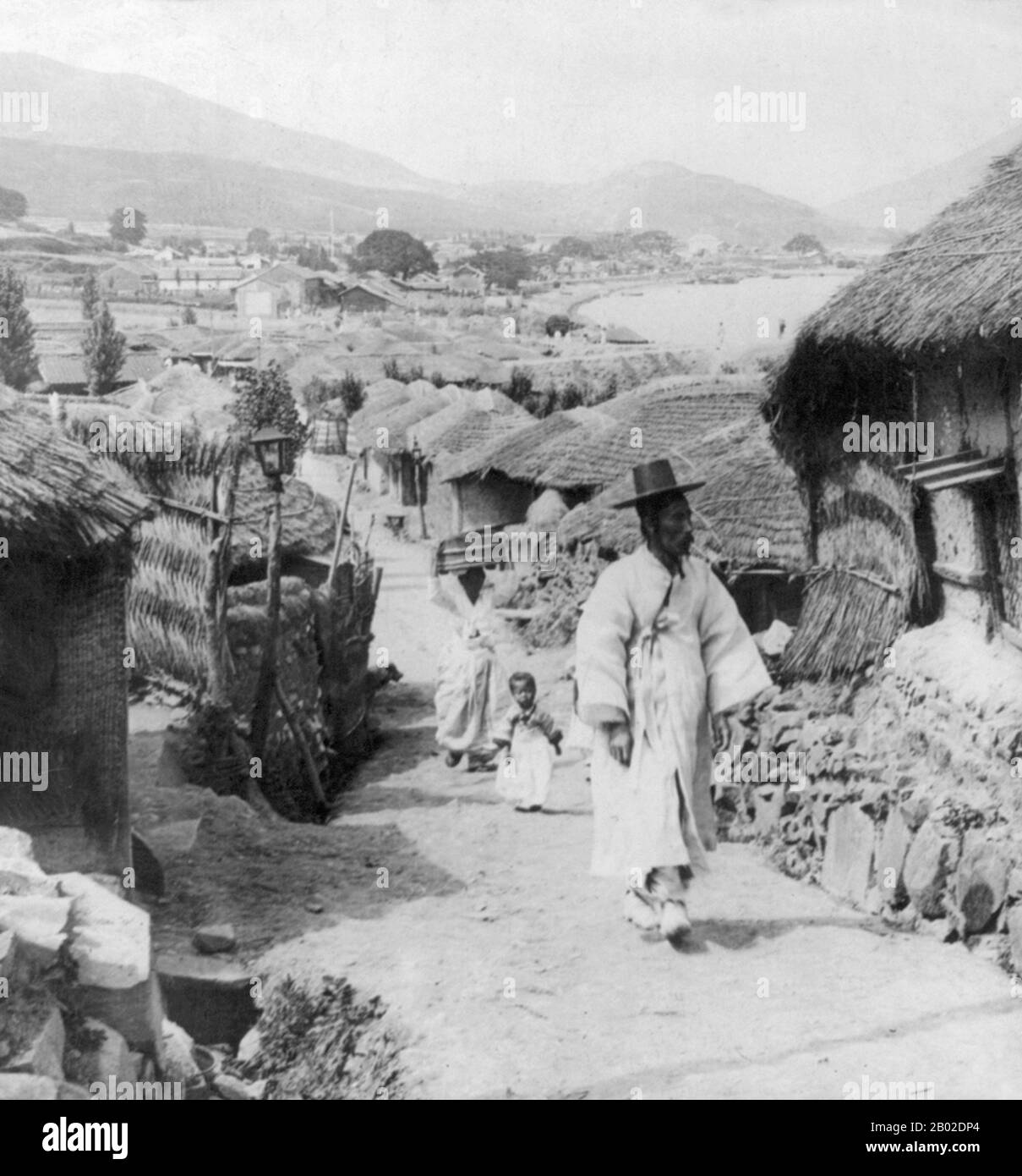 Busan (부산 ), officiellement Busan Metropolitan City), Latinized Pusan avant 2000, est la deuxième métropole de la Corée du Sud après Séoul, avec une population d'environ 3,6 millions d'habitants. La population de la région métropolitaine, y compris les villes adjacentes de Gimhae et Yangsan, est d'environ 4,6 millions. C'est la plus grande ville portuaire de Corée du Sud et le cinquième port maritime le plus achalandé au monde par le tonnage de fret. La ville est située à la pointe la plus au sud-est de la péninsule coréenne. Les zones les plus densément construites de la ville sont situées dans un certain nombre de vallées étroites entre la rivière Nakdong et la rivière S. Banque D'Images