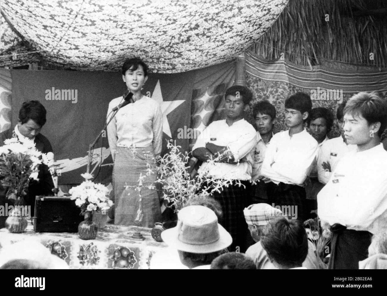 Les 8888 Manifestations Populaires pro-démocratie à l'échelle nationale (également connues sous le nom de soulèvement Du pouvoir Populaire) ont été une série de marches, manifestations, manifestations et émeutes en République socialiste de l'Union de Birmanie (aujourd'hui connue sous le nom de Birmanie ou Myanmar). Des événements clés ont eu lieu le 8 août 1988, et c'est donc ce qu'on appelle le soulèvement 8888. Aung San Suu Kyi (née le 19 juin 1945) est un politicien de l'opposition birmane et secrétaire général de la Ligue nationale pour la démocratie. Lors de l'élection générale de 1990, Suu Kyi a été élu premier ministre à la tête du parti gagnant de la Ligue nationale pour la démocratie, qui W Banque D'Images
