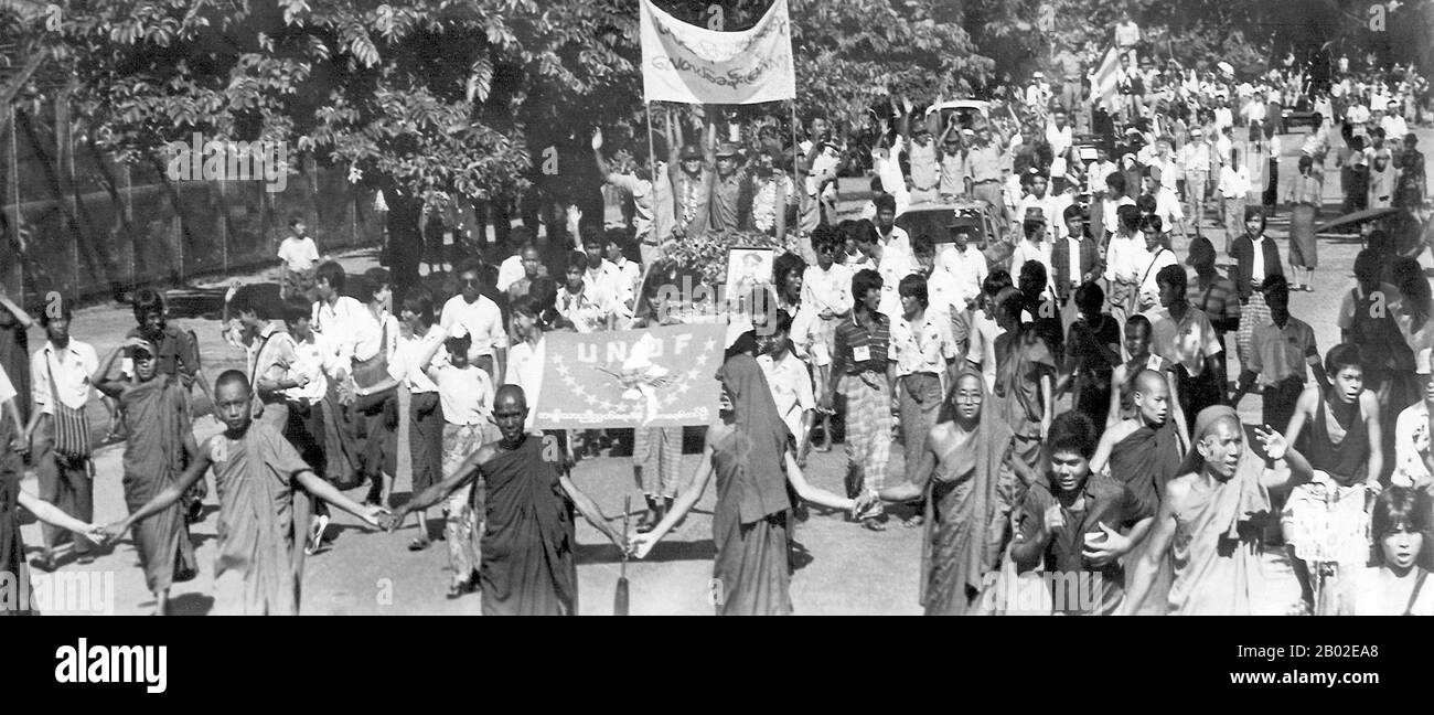 Les 8888 Manifestations Populaires pro-démocratie à l'échelle nationale (également connues sous le nom de soulèvement Du pouvoir Populaire) ont été une série de marches, manifestations, manifestations et émeutes en République socialiste de l'Union de Birmanie (aujourd'hui connue sous le nom de Birmanie ou Myanmar). Des événements clés ont eu lieu le 8 août 1988, et c'est donc ce qu'on appelle le soulèvement 8888. Banque D'Images