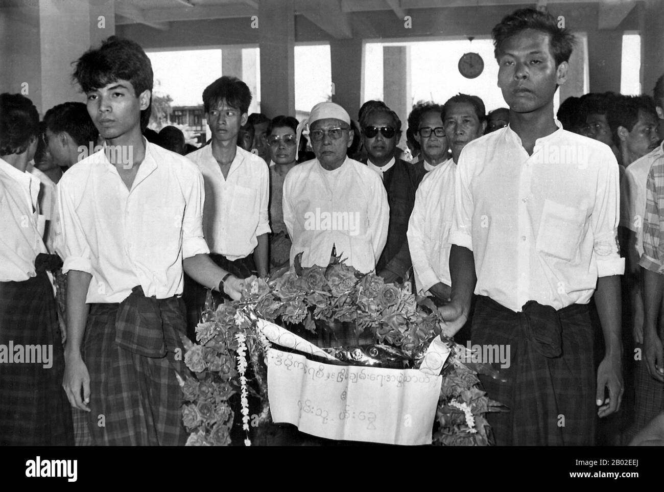 U Nu (également Thakin Nu; 25 mai 1907 – 14 février 1995) était une figure nationaliste et politique birmane de premier plan du XXe siècle. Il a été le premier Premier ministre de Birmanie en vertu des dispositions de la Constitution de 1947 de l'Union de Birmanie, du 4 janvier 1948 au 12 juin 1956, de nouveau du 28 février 1957 au 28 octobre 1958, et enfin du 4 avril 1960 au 2 mars 1962. Les 8888 Manifestations Populaires pro-démocratie à l'échelle nationale (également connues sous le nom de soulèvement Du pouvoir Populaire) ont été une série de marches, manifestations, manifestations et émeutes en République socialiste de l'Union de Birmanie (aujourd'hui connu sous le nom de A Banque D'Images