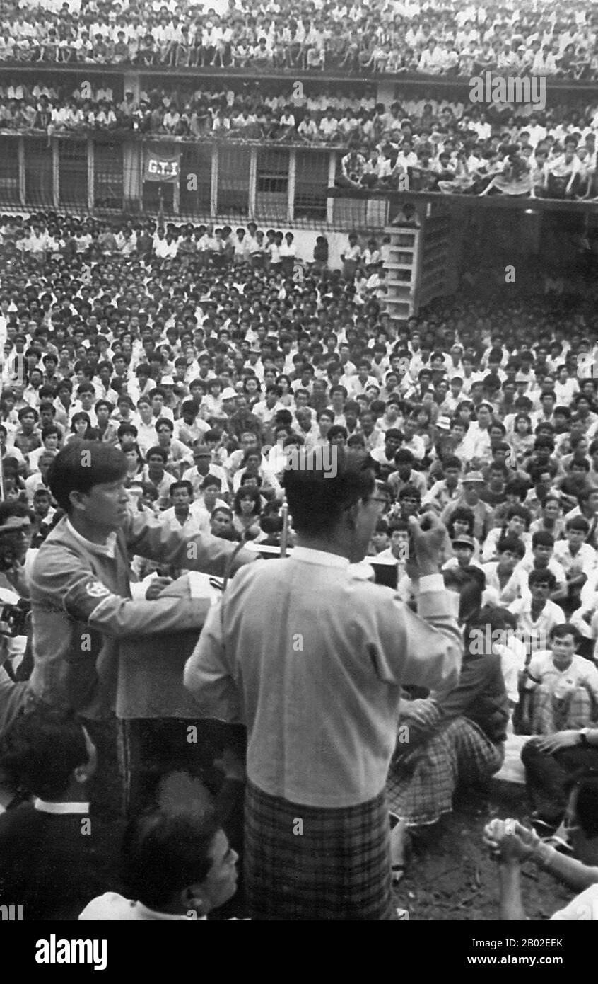 Les 8888 Manifestations Populaires pro-démocratie à l'échelle nationale (également connues sous le nom de soulèvement Du pouvoir Populaire) ont été une série de marches, manifestations, manifestations et émeutes en République socialiste de l'Union de Birmanie (aujourd'hui connue sous le nom de Birmanie ou Myanmar). Des événements clés ont eu lieu le 8 août 1988, et c'est donc ce qu'on appelle le soulèvement 8888. Le général Thura Tin Oo (Birman: တင်ဦး, IPA: [tɪ̀ɴ ʔú]; né le 3 mars 1927 à Pathein, souvent appelé U Tin Oo) est un général à la retraite, ancien commandant en chef des forces armées de l'Union du Myanmar, soldat très décoré, militant pro-démocratie et adjoint Banque D'Images
