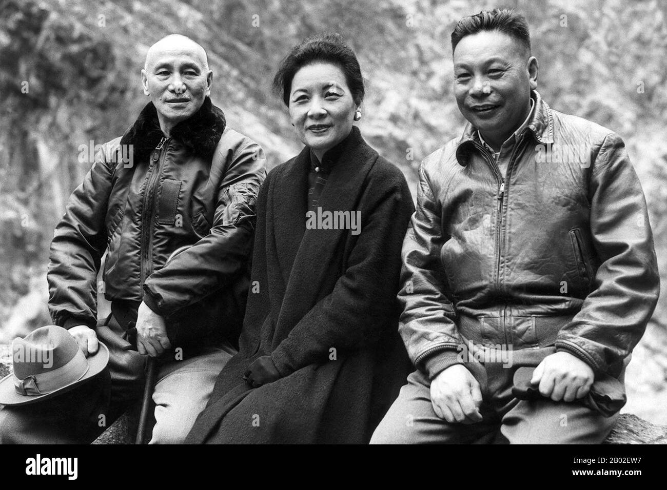 Chiang Ching-kuo (蔣經國) (27 avril 1910 – 13 janvier 1988), politicien et dirigeant de Kuomintang (KMT), était le fils du généralissimo et du président Chiang Kai-shek et occupait de nombreux postes au gouvernement de la République de Chine (ROC). Il succède à son père à titre de premier ministre de la République de Chine entre 1972 et 1978, et il est président de la République de Chine de 1978 à sa mort en 1988. Sous son mandat, le gouvernement de la République de Chine, bien que autoritaire, est devenu plus ouvert et tolérant aux dissidités politiques. Vers la fin de sa vie, Chiang a détendu le gouvernement con Banque D'Images