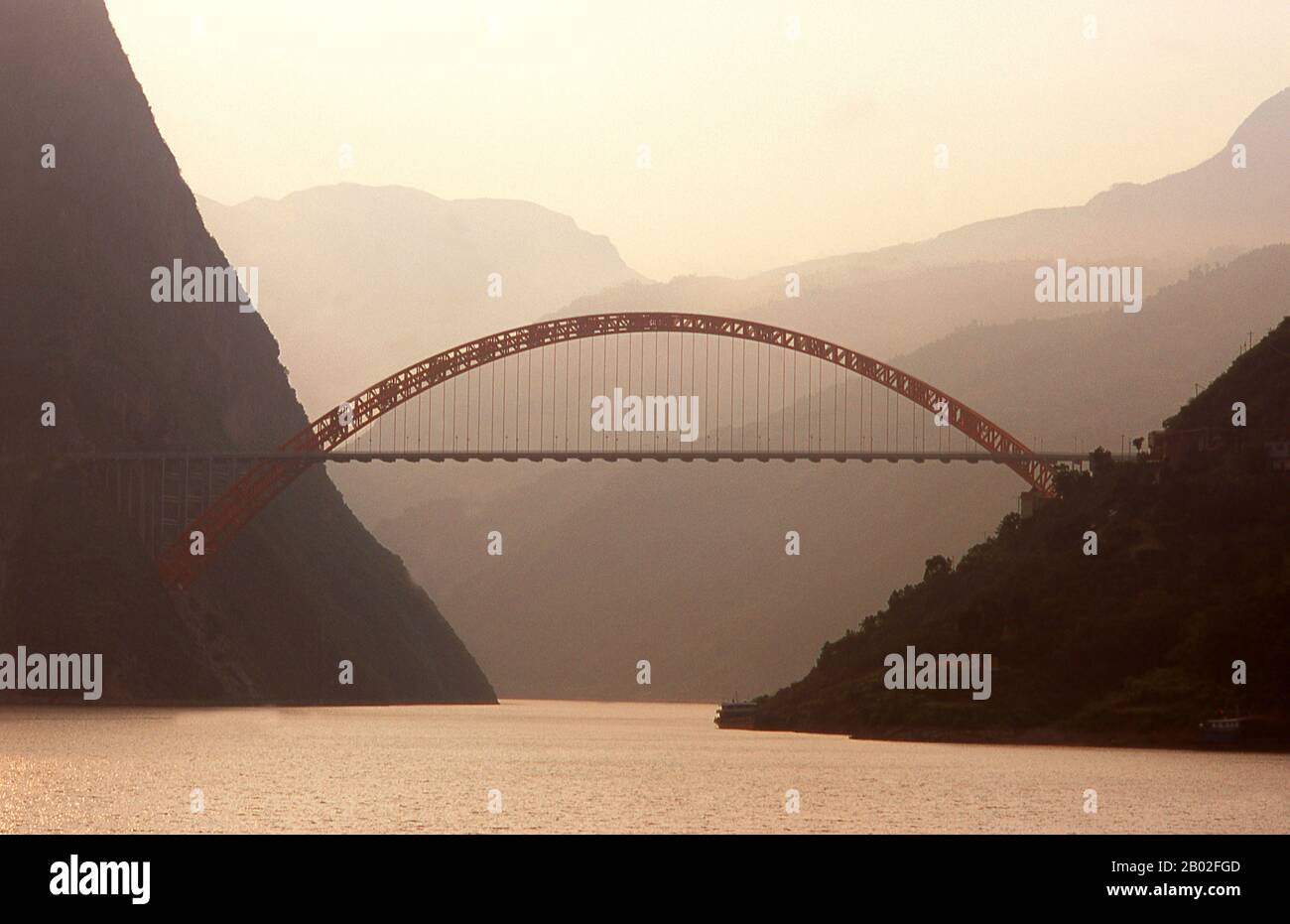 Les Trois Gorges ou les Gorges du Yangtze s'étendent des villes ouest—upriver de Fengjie et de Yichang dans la municipalité de Chongqing vers l'est—en aval de la province de Hubei. La région du Yangtze (Chang Jiang)—Trois Gorges a une longueur totale d'environ 200 kilomètres. Les Trois Gorges occupent environ 120 kilomètres dans cette région. Le Chang Jiang (fleuve Yangzi) est la plus longue rivière de Chine et la troisième plus longue au monde. Connue en amont sous le nom de Golden Sand River, elle traverse le cœur géographique, spirituel et historique de la Chine. De sa source dans la Tanggula Banque D'Images