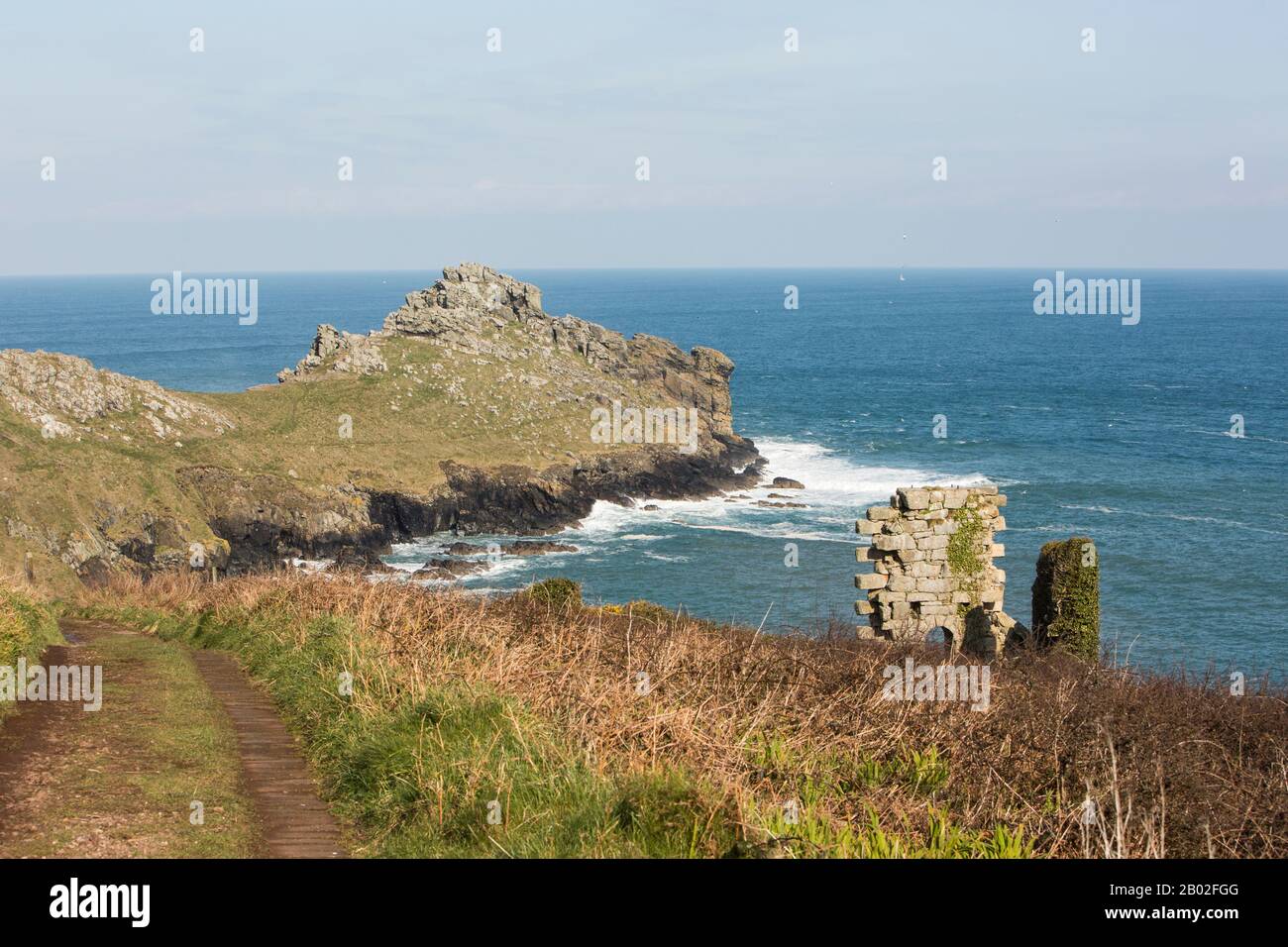 Le promontoire rocheux de granit de Gurnard's Head, avec des bâtiments de mine d'étain ruiné, sur la côte de Cornish, en Angleterre Banque D'Images