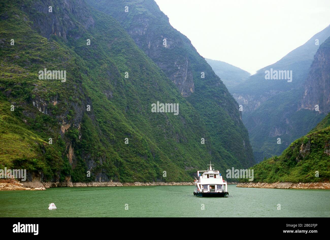 Les Trois Gorges ou les Gorges du Yangtze s'étendent des villes ouest—upriver de Fengjie et de Yichang dans la municipalité de Chongqing vers l'est—en aval de la province de Hubei. La région du Yangtze (Chang Jiang)—Trois Gorges a une longueur totale d'environ 200 kilomètres. Les Trois Gorges occupent environ 120 kilomètres dans cette région. Le Chang Jiang (fleuve Yangzi) est la plus longue rivière de Chine et la troisième plus longue au monde. Connue en amont sous le nom de Golden Sand River, elle traverse le cœur géographique, spirituel et historique de la Chine. De sa source dans la Tanggula Banque D'Images