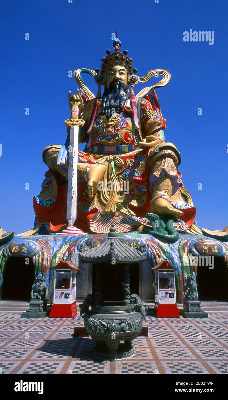 Xuan Wu (La Martial Sombre Ou La Mystérieuse Martial), Connu À Titre Posthume Sous Le Nom De L'Empereur Céleste Sombre Ou Mystérieux (Xuan Tian Shang Di), Ainsi Que Du Grand Empereur Guerrier Vrai (Zhen Wu Da Di), Et communément appelé l'empereur du Nord (Bei Di) ou le Seigneur de l'empereur (Di Gong) est l'une des divinités taoïstes de rang supérieur, et l'une des divinités les plus vénérées en Chine. Il est vénéré comme un Dieu puissant, capable de contrôler les éléments (adorés par ceux qui souhaitent éviter les incendies), et capable de grande magie. Il est particulièrement vénéré par les artistes martiaux, et est le Saint patron de Hebei, Manchuria et Banque D'Images