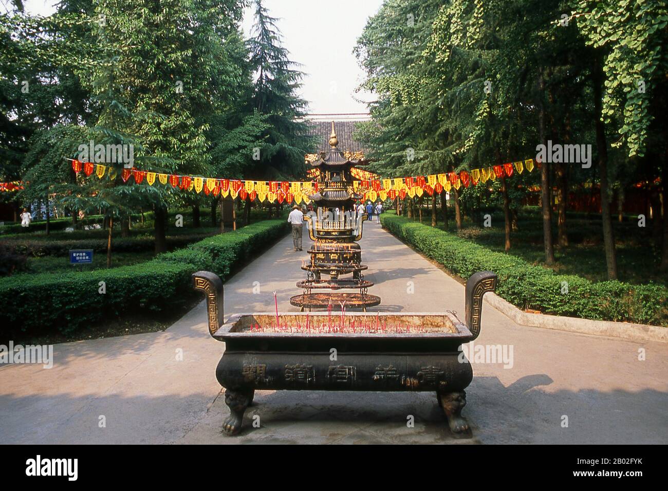 Qingyang Gong Shi (Temple du Palais vert de Goat) est le plus ancien et le plus grand temple maoïste du sud-ouest de la Chine. Il est situé dans la partie ouest de la ville de Chengdu. Construit à l'origine dans la dynastie Tang (618-907), ce temple a été reconstruit et réparé plusieurs fois. Les bâtiments existants ont été construits pour la plupart pendant la dynastie Qing (1644-1911). Selon la légende, Qing Yang Gong serait le lieu de naissance du fondateur du taoïsme, Lao Tsu / Laozi, et c'est là qu'il a donné son premier sermon. Chengdu, anciennement Chengtu, est la capitale de la province du Sichuan dans le sud-ouest de la Chine. Dans l'oreille Banque D'Images Qingyang Gong Shi (Temple du Palais vert de Goat) est le plus ancien et le plus grand temple maoïste du sud-ouest de la Chine. Il est situé dans la partie ouest de la ville de Chengdu. Construit à l'origine dans la dynastie Tang (618-907), ce temple a été reconstruit et réparé plusieurs fois. Les bâtiments existants ont été construits pour la plupart pendant la dynastie Qing (1644-1911). Selon la légende, Qing Yang Gong serait le lieu de naissance du fondateur du taoïsme, Lao Tsu / Laozi, et c'est là qu'il a donné son premier sermon. Chengdu, anciennement Chengtu, est la capitale de la province du Sichuan dans le sud-ouest de la Chine. Dans l'oreille Banque D'Images