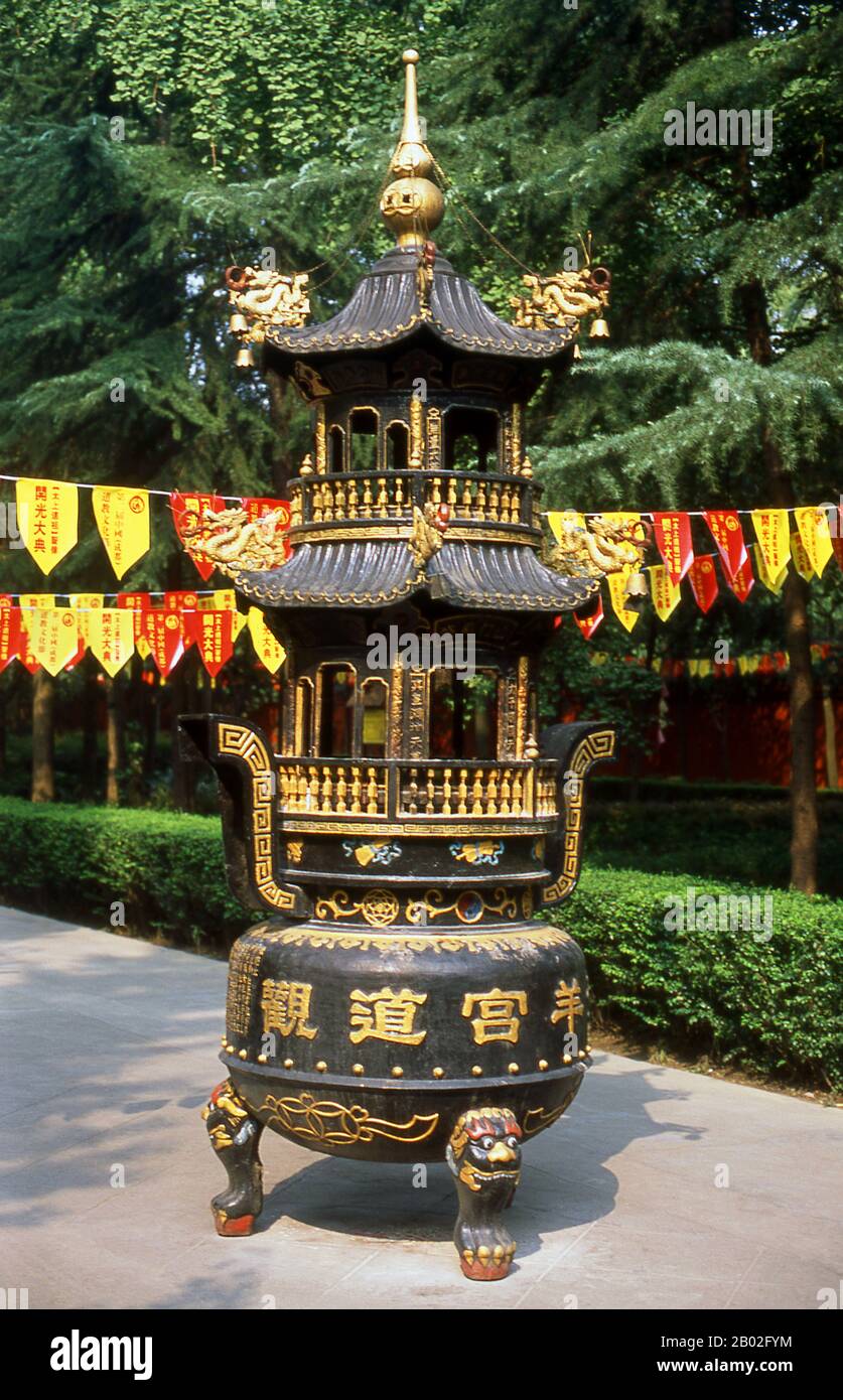 Qingyang Gong Shi (Temple du Palais vert de Goat) est le plus ancien et le plus grand temple maoïste du sud-ouest de la Chine. Il est situé dans la partie ouest de la ville de Chengdu. Construit à l'origine dans la dynastie Tang (618-907), ce temple a été reconstruit et réparé plusieurs fois. Les bâtiments existants ont été construits pour la plupart pendant la dynastie Qing (1644-1911). Selon la légende, Qing Yang Gong serait le lieu de naissance du fondateur du taoïsme, Lao Tsu / Laozi, et c'est là qu'il a donné son premier sermon. Chengdu, anciennement Chengtu, est la capitale de la province du Sichuan dans le sud-ouest de la Chine. Dans l'oreille Banque D'Images Qingyang Gong Shi (Temple du Palais vert de Goat) est le plus ancien et le plus grand temple maoïste du sud-ouest de la Chine. Il est situé dans la partie ouest de la ville de Chengdu. Construit à l'origine dans la dynastie Tang (618-907), ce temple a été reconstruit et réparé plusieurs fois. Les bâtiments existants ont été construits pour la plupart pendant la dynastie Qing (1644-1911). Selon la légende, Qing Yang Gong serait le lieu de naissance du fondateur du taoïsme, Lao Tsu / Laozi, et c'est là qu'il a donné son premier sermon. Chengdu, anciennement Chengtu, est la capitale de la province du Sichuan dans le sud-ouest de la Chine. Dans l'oreille Banque D'Images