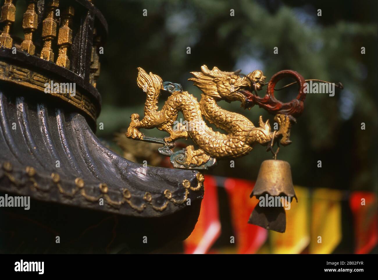 Qingyang Gong Shi (Temple du Palais vert de Goat) est le plus ancien et le plus grand temple maoïste du sud-ouest de la Chine. Il est situé dans la partie ouest de la ville de Chengdu. Construit à l'origine dans la dynastie Tang (618-907), ce temple a été reconstruit et réparé plusieurs fois. Les bâtiments existants ont été construits pour la plupart pendant la dynastie Qing (1644-1911). Selon la légende, Qing Yang Gong serait le lieu de naissance du fondateur du taoïsme, Lao Tsu / Laozi, et c'est là qu'il a donné son premier sermon. Chengdu, anciennement Chengtu, est la capitale de la province du Sichuan dans le sud-ouest de la Chine. Dans l'oreille Banque D'Images Qingyang Gong Shi (Temple du Palais vert de Goat) est le plus ancien et le plus grand temple maoïste du sud-ouest de la Chine. Il est situé dans la partie ouest de la ville de Chengdu. Construit à l'origine dans la dynastie Tang (618-907), ce temple a été reconstruit et réparé plusieurs fois. Les bâtiments existants ont été construits pour la plupart pendant la dynastie Qing (1644-1911). Selon la légende, Qing Yang Gong serait le lieu de naissance du fondateur du taoïsme, Lao Tsu / Laozi, et c'est là qu'il a donné son premier sermon. Chengdu, anciennement Chengtu, est la capitale de la province du Sichuan dans le sud-ouest de la Chine. Dans l'oreille Banque D'Images