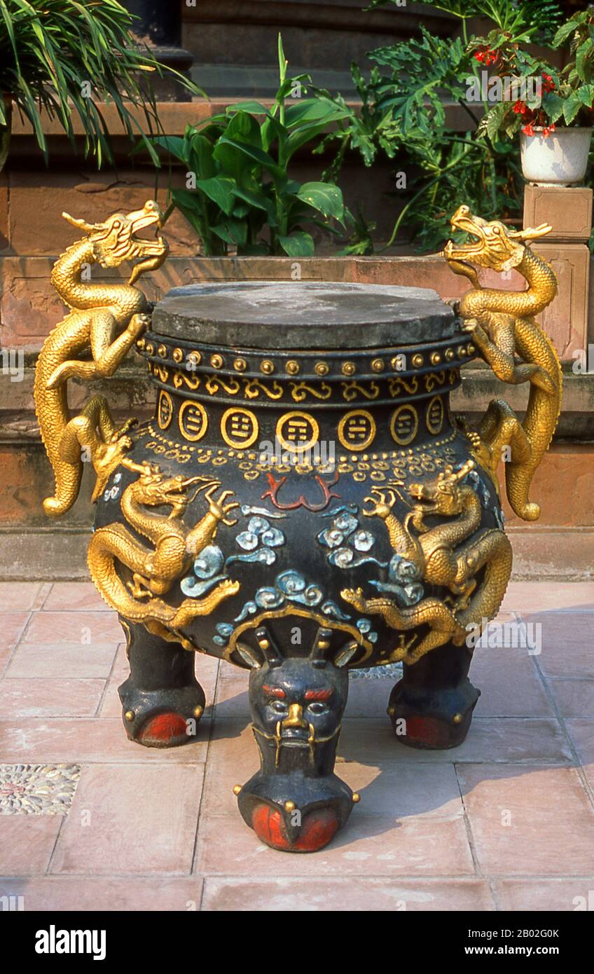 Qingyang Gong Shi (Temple du Palais vert de Goat) est le plus ancien et le plus grand temple maoïste du sud-ouest de la Chine. Il est situé dans la partie ouest de la ville de Chengdu. Construit à l'origine dans la dynastie Tang (618-907), ce temple a été reconstruit et réparé plusieurs fois. Les bâtiments existants ont été construits pour la plupart pendant la dynastie Qing (1644-1911). Selon la légende, Qing Yang Gong serait le lieu de naissance du fondateur du taoïsme, Lao Tsu / Laozi, et c'est là qu'il a donné son premier sermon. Chengdu, anciennement Chengtu, est la capitale de la province du Sichuan dans le sud-ouest de la Chine. Dans l'oreille Banque D'Images Qingyang Gong Shi (Temple du Palais vert de Goat) est le plus ancien et le plus grand temple maoïste du sud-ouest de la Chine. Il est situé dans la partie ouest de la ville de Chengdu. Construit à l'origine dans la dynastie Tang (618-907), ce temple a été reconstruit et réparé plusieurs fois. Les bâtiments existants ont été construits pour la plupart pendant la dynastie Qing (1644-1911). Selon la légende, Qing Yang Gong serait le lieu de naissance du fondateur du taoïsme, Lao Tsu / Laozi, et c'est là qu'il a donné son premier sermon. Chengdu, anciennement Chengtu, est la capitale de la province du Sichuan dans le sud-ouest de la Chine. Dans l'oreille Banque D'Images