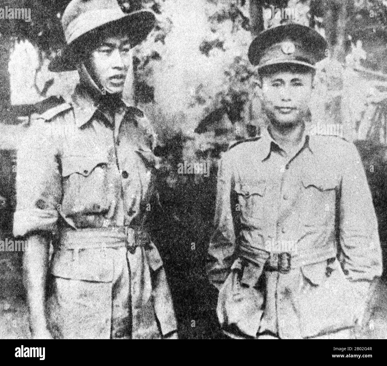 Bogyoke (général) Aung San (13 février 1915 – 19 juillet 1947) était un révolutionnaire, nationaliste et fondateur birman de l'armée moderne birmane, la Tatmadaw. Il a été fondateur du Parti communiste de Birmanie et a contribué à l'indépendance de la Birmanie par rapport à la domination coloniale britannique, mais il a été assassiné six mois avant sa réalisation finale. Il est reconnu comme le principal architecte de l'indépendance et fondateur de l'Union birmane. Aung San était le père du prix Nobel de la paix et chef de l'opposition Aung San Suu Kyi. Ne Win (né le 24 mai ou le 14 mai 1911 ou le 10 juillet 1910 – 5 décembre Banque D'Images