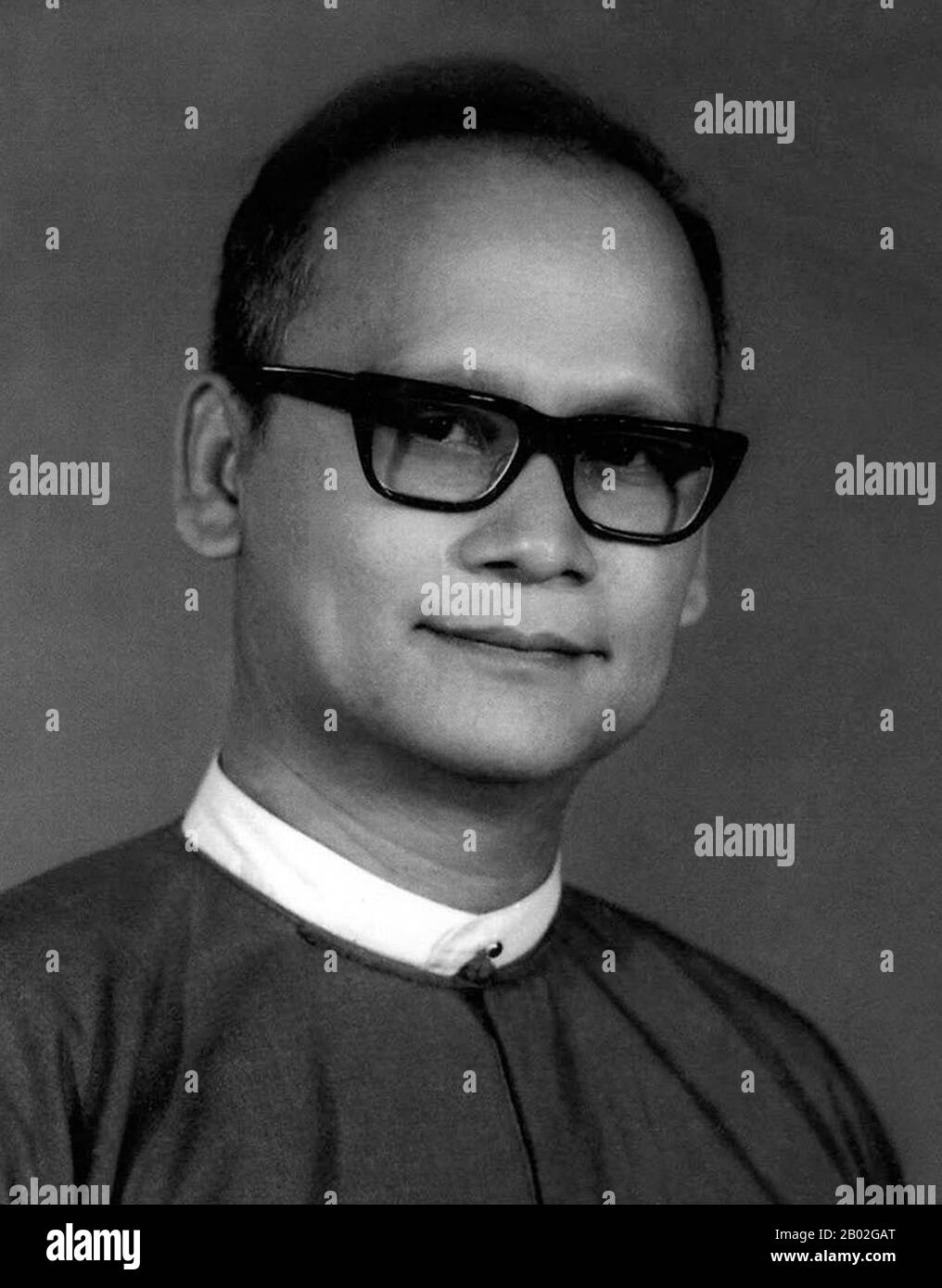 Le Dr Maung Maung a servi en qualité juridique dans le gouvernement intérimaire du général Ne Win de 1958 à 1960. Suite au coup d'État militaire de 1962 De Ne Win, Maung Maung est devenu juge en chef et, bien qu'un civil, était un membre éminent du comité central du BSPP. Il a joué un rôle important dans l'élaboration de la Constitution de 1974 et des changements ultérieurs au système judiciaire. Le 19 août 1988, au milieu d'une série de manifestations à grande échelle, l'Assemblée Populaire a déclaré Maung Maung Président et Président du BSPP. Les manifestations anti-gouvernementales se sont poursuivies et des perturbations généralisées ont entraîné un nouveau mili Banque D'Images