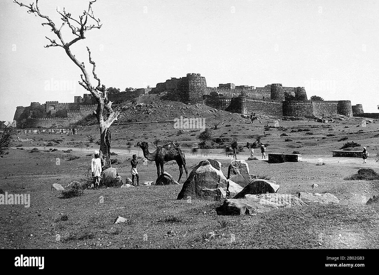 Le fort de Jhansi ou Jhansi ka Kila est une forteresse située sur une grande colline appelée Bangira, dans l'Uttar Pradesh, dans le nord de l'Inde. Il a servi de bastion des rois de Chuela à Balwant Nagar du 11ème au 17ème siècle. Les murs en granit du fort ont entre 16 et 20 pieds d'épaisseur et, du côté sud, les murs de la ville. La face sud du fort est presque perpendiculaire. Il y a 10 portes donnant accès au fort. Parmi Ceux-Ci Figurent La Porte De Khanderao, Datia Darwaza, La Porte D'Unnao, La Porte De Jharna, La Porte De Laxmi, La Porte De Sagar, La Porte D'Orchha, La Porte De Sainyar Et La Porte De Chand. Des sites remarquables dans le FO Banque D'Images