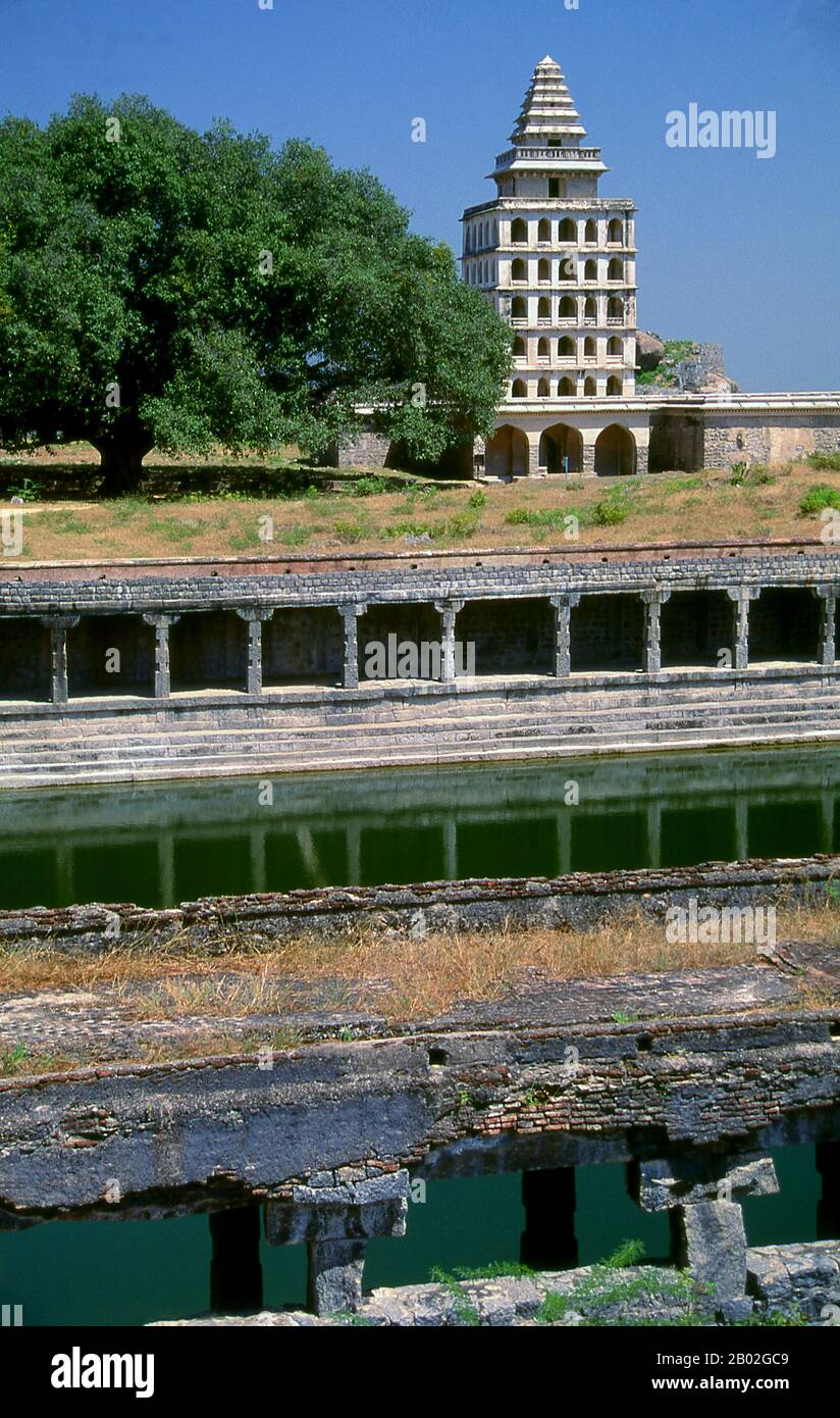 Inde: Terrasses, tank et tour au fort de Gingee, Tamil Nadu. Le fort de Gingee ou le fort de Senji était à l'origine le site d'un petit fort construit par la dynastie Chola au cours du 9th siècle. Le fort a été modifié par Kurumbar au cours du 13th siècle. Le fort tel qu'il est aujourd'hui a été construit dans les 15th et 16th siècles par la dynastie Nayak. Le fort passa de manière variable aux Marathas sous la direction de Shivaji en 1677, les Bijapur sultans, les Moghuls, les Nawabs de Carnatic, les Français et ensuite les Britanniques en 1761. Le fort est étroitement associé à Raja Tej Singh. Banque D'Images