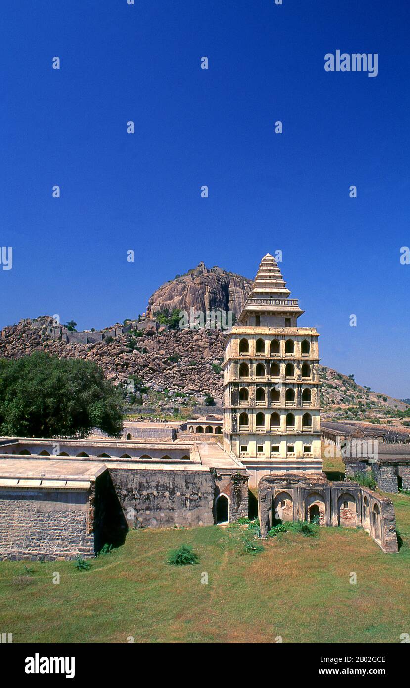 Inde : la forteresse de Gingee, Tamil Nadu, qui est reliée par les rochers. Le fort de Gingee ou le fort de Senji était à l'origine le site d'un petit fort construit par la dynastie Chola au cours du 9th siècle. Le fort a été modifié par Kurumbar au cours du 13th siècle. Le fort tel qu'il est aujourd'hui a été construit dans les 15th et 16th siècles par la dynastie Nayak. Le fort passa de manière variable aux Marathas sous la direction de Shivaji en 1677, les Bijapur sultans, les Moghuls, les Nawabs de Carnatic, les Français et ensuite les Britanniques en 1761. Le fort est étroitement associé à Raja Tej Singh. Banque D'Images