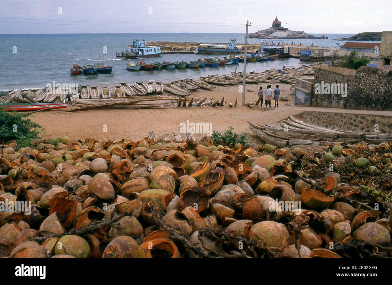 Kanyakumari, anciennement connu sous le nom de Cap Comoriin, se trouve au point le plus au sud de l'Inde continentale. C'est la pointe sud des collines de Cardamom, une extension des Ghats occidentaux qui s'étendent le long de la côte ouest de l'Inde. Kanyakumari prend son nom de la déesse Devi Kanya Kumari, considérée comme une sœur de Krishna. Les femmes lui prient pour le mariage. On croit que la déesse est celle qui enlève la rigidité de notre esprit. Le temple ici est un Shakti Peetha, l'un des lieux les plus saints de la déesse mère. Banque D'Images