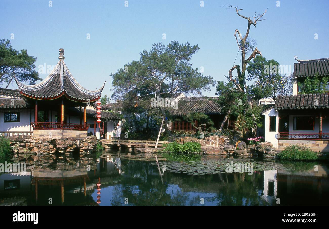 Suzhou, la ville des canaux et des jardins, a été appelée « Venise de l’est » par Marco Polo. Un proverbe chinois ancien dit: «Dans le ciel il y a le paradis; sur Terre il y a Suzhou». L’amour de la ville avec les jardins remonte à 2 500 ans et se poursuit encore. Au moment de la dynastie Ming (1368–1644) il y avait 250 jardins, dont une centaine survivent, bien que seulement quelques-uns soient ouverts au public. Banque D'Images