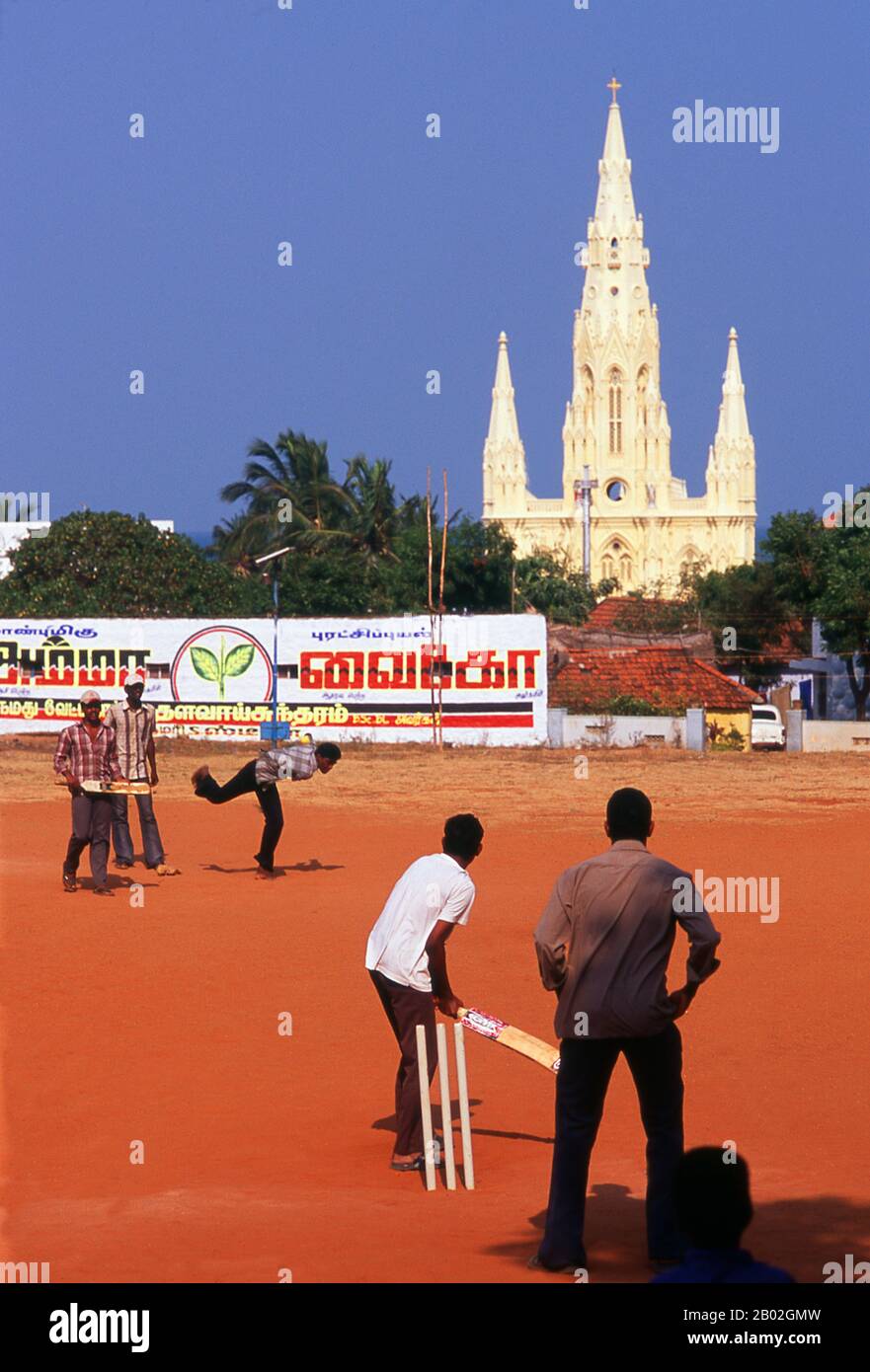 Kanyakumari, anciennement connu sous le nom de Cap Comoriin, se trouve au point le plus au sud de l'Inde continentale. C'est la pointe sud des collines de Cardamom, une extension des Ghats occidentaux qui s'étendent le long de la côte ouest de l'Inde. Kanyakumari prend son nom de la déesse Devi Kanya Kumari, considérée comme une sœur de Krishna. Les femmes lui prient pour le mariage. On croit que la déesse est celle qui enlève la rigidité de notre esprit. Le temple ici est un Shakti Peetha, l'un des lieux les plus saints de la déesse mère. Banque D'Images
