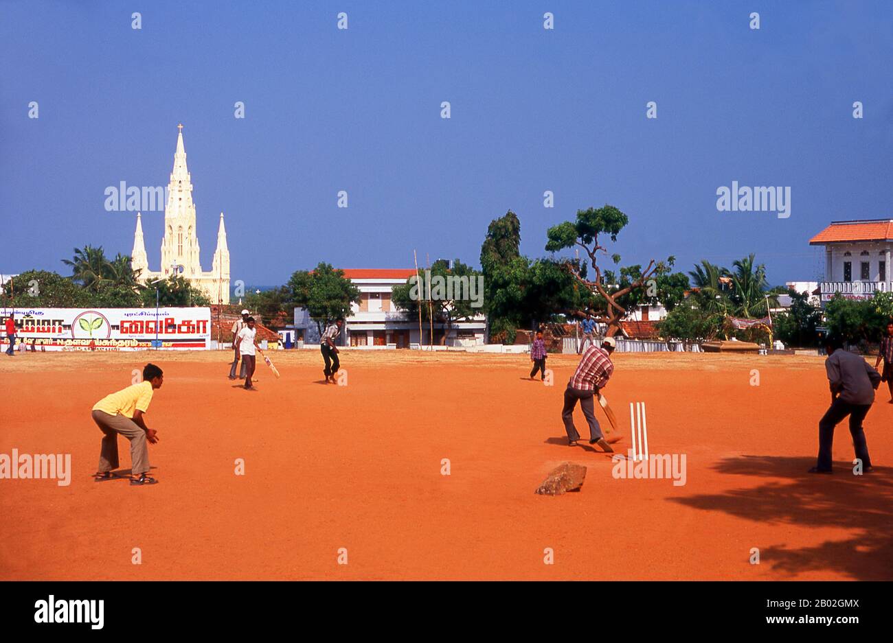 Kanyakumari, anciennement connu sous le nom de Cap Comoriin, se trouve au point le plus au sud de l'Inde continentale. C'est la pointe sud des collines de Cardamom, une extension des Ghats occidentaux qui s'étendent le long de la côte ouest de l'Inde. Kanyakumari prend son nom de la déesse Devi Kanya Kumari, considérée comme une sœur de Krishna. Les femmes lui prient pour le mariage. On croit que la déesse est celle qui enlève la rigidité de notre esprit. Le temple ici est un Shakti Peetha, l'un des lieux les plus saints de la déesse mère. Banque D'Images