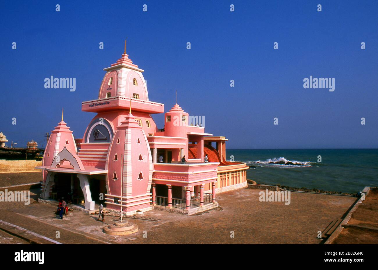 Kanyakumari, anciennement connu sous le nom de Cap Comoriin, se trouve au point le plus au sud de l'Inde continentale. C'est la pointe sud des collines de Cardamom, une extension des Ghats occidentaux qui s'étendent le long de la côte ouest de l'Inde. Kanyakumari prend son nom de la déesse Devi Kanya Kumari, considérée comme une sœur de Krishna. Les femmes lui prient pour le mariage. On croit que la déesse est celle qui enlève la rigidité de notre esprit. Le temple ici est un Shakti Peetha, l'un des lieux les plus saints de la déesse mère. Banque D'Images