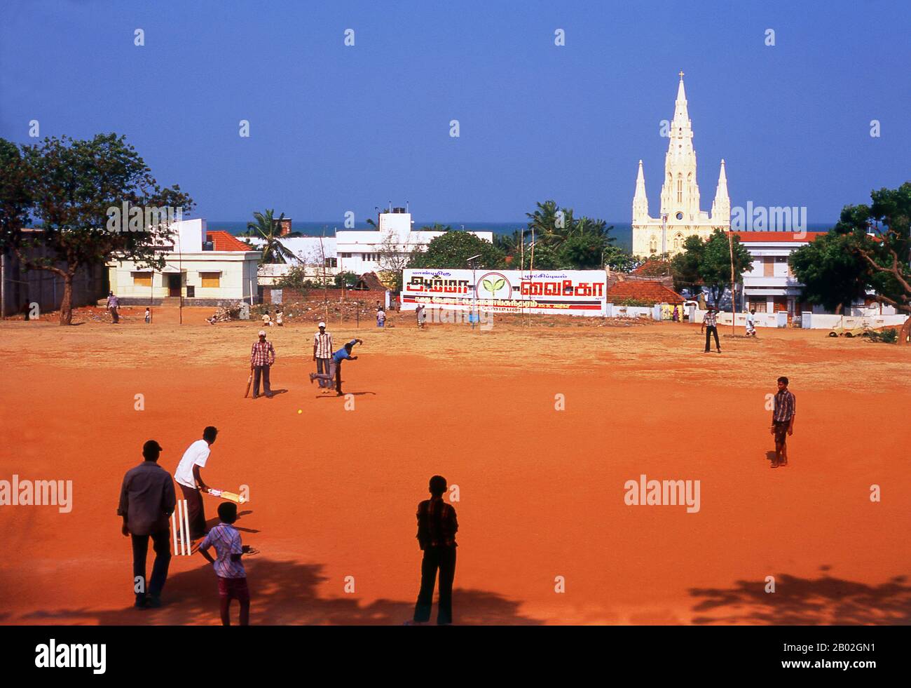 Kanyakumari, anciennement connu sous le nom de Cap Comoriin, se trouve au point le plus au sud de l'Inde continentale. C'est la pointe sud des collines de Cardamom, une extension des Ghats occidentaux qui s'étendent le long de la côte ouest de l'Inde. Kanyakumari prend son nom de la déesse Devi Kanya Kumari, considérée comme une sœur de Krishna. Les femmes lui prient pour le mariage. On croit que la déesse est celle qui enlève la rigidité de notre esprit. Le temple ici est un Shakti Peetha, l'un des lieux les plus saints de la déesse mère. Banque D'Images