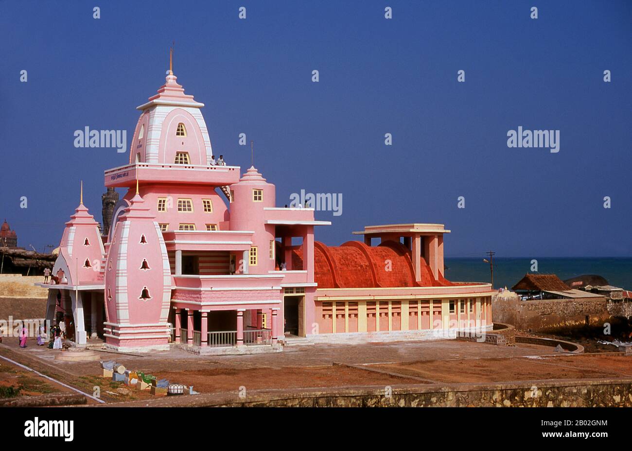 Kanyakumari, anciennement connu sous le nom de Cap Comoriin, se trouve au point le plus au sud de l'Inde continentale. C'est la pointe sud des collines de Cardamom, une extension des Ghats occidentaux qui s'étendent le long de la côte ouest de l'Inde. Kanyakumari prend son nom de la déesse Devi Kanya Kumari, considérée comme une sœur de Krishna. Les femmes lui prient pour le mariage. On croit que la déesse est celle qui enlève la rigidité de notre esprit. Le temple ici est un Shakti Peetha, l'un des lieux les plus saints de la déesse mère. Banque D'Images