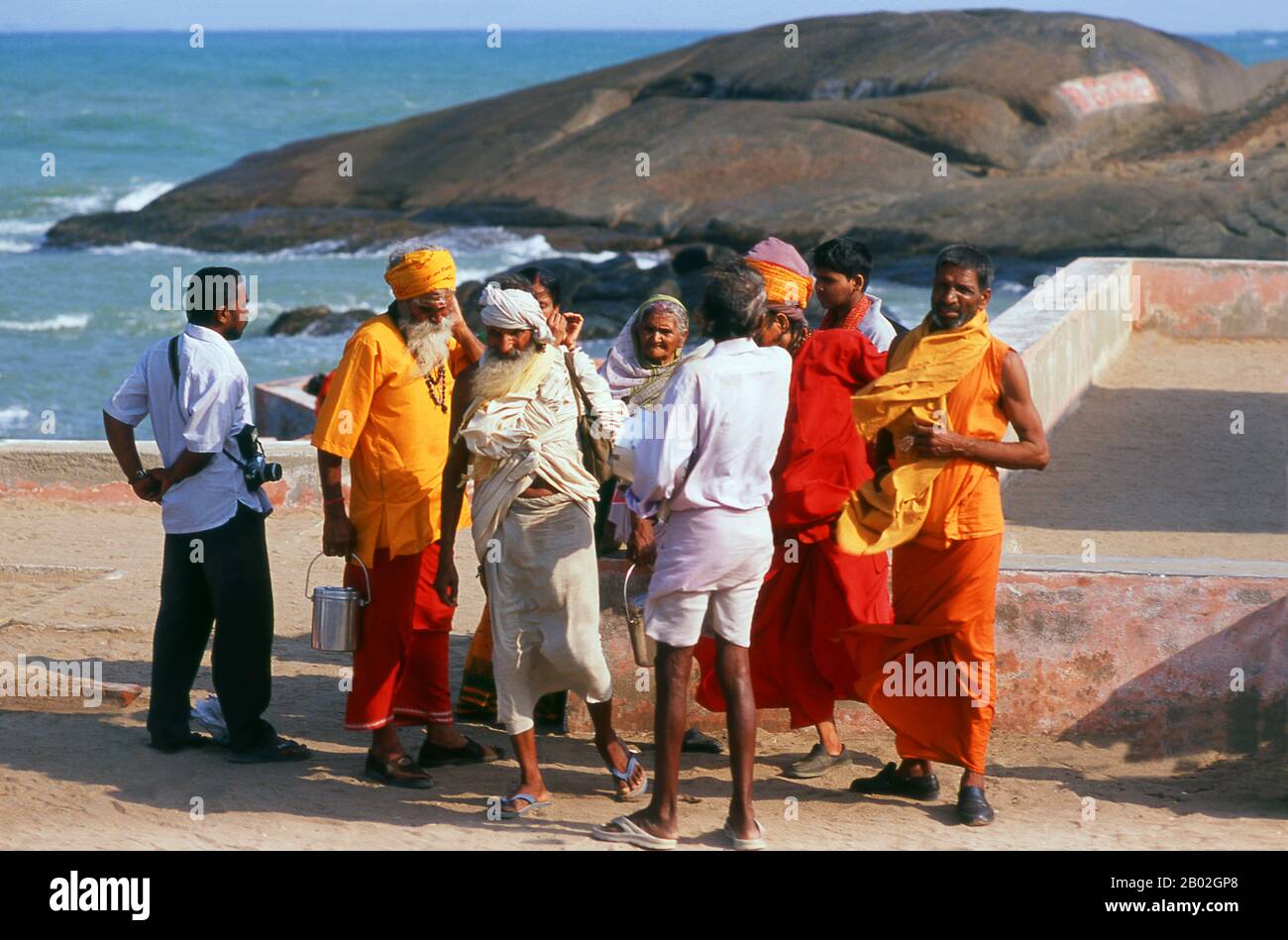 Kanyakumari, anciennement connu sous le nom de Cap Comoriin, se trouve au point le plus au sud de l'Inde continentale. C'est la pointe sud des collines de Cardamom, une extension des Ghats occidentaux qui s'étendent le long de la côte ouest de l'Inde. Kanyakumari prend son nom de la déesse Devi Kanya Kumari, considérée comme une sœur de Krishna. Les femmes lui prient pour le mariage. On croit que la déesse est celle qui enlève la rigidité de notre esprit. Le temple ici est un Shakti Peetha, l'un des lieux les plus saints de la déesse mère. Banque D'Images