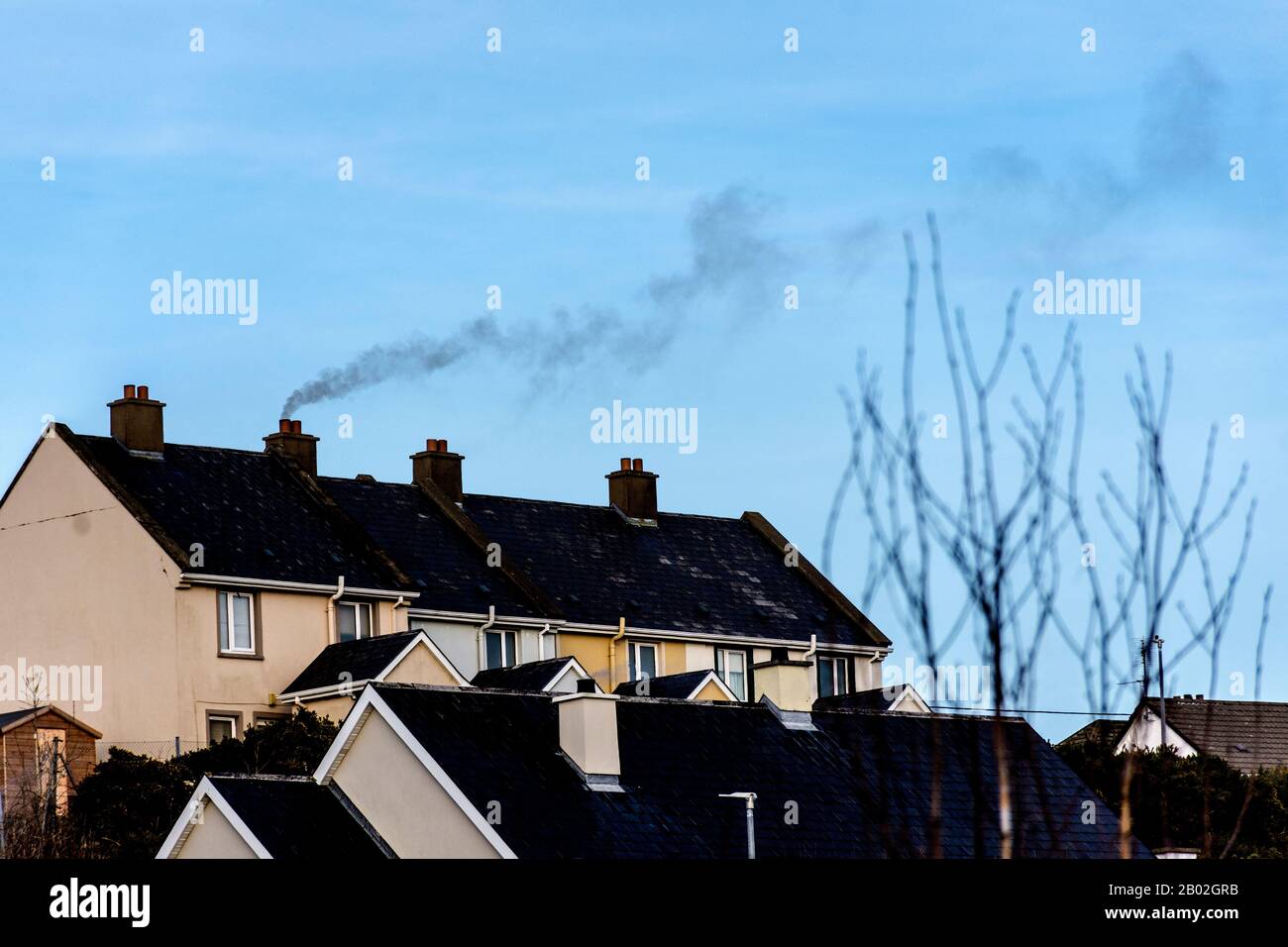 La fumée de la combustion de combustibles fossiles souffle dans le ciel à Ardara, comté de Donegal, Irlande Banque D'Images