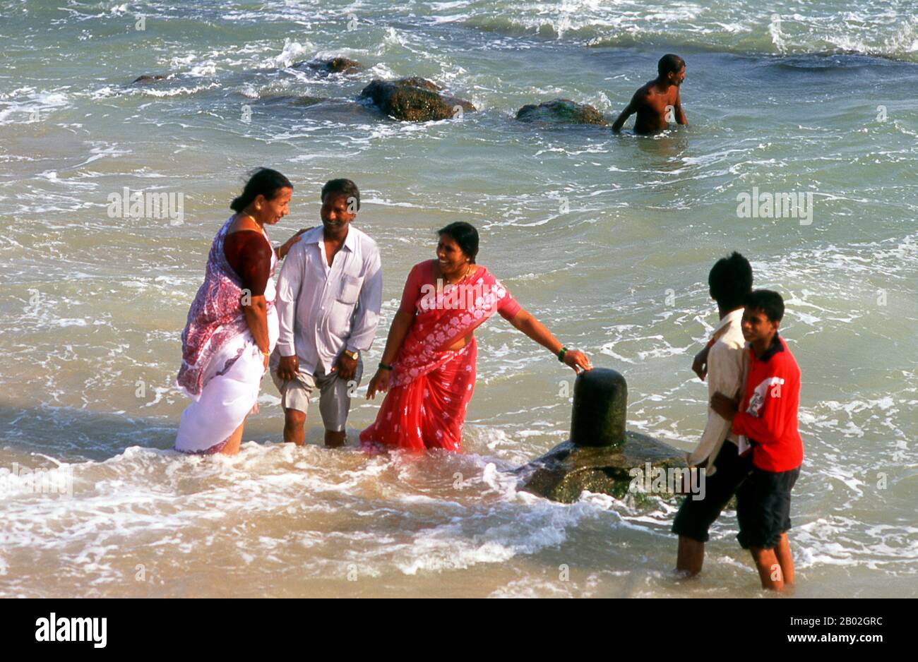 Kanyakumari, anciennement connu sous le nom de Cap Comoriin, se trouve au point le plus au sud de l'Inde continentale. C'est la pointe sud des collines de Cardamom, une extension des Ghats occidentaux qui s'étendent le long de la côte ouest de l'Inde. Kanyakumari prend son nom de la déesse Devi Kanya Kumari, considérée comme une sœur de Krishna. Les femmes lui prient pour le mariage. On croit que la déesse est celle qui enlève la rigidité de notre esprit. Le temple ici est un Shakti Peetha, l'un des lieux les plus saints de la déesse mère. Banque D'Images