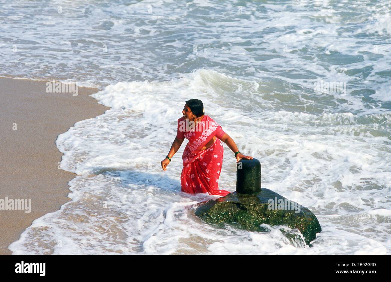 Kanyakumari, anciennement connu sous le nom de Cap Comoriin, se trouve au point le plus au sud de l'Inde continentale. C'est la pointe sud des collines de Cardamom, une extension des Ghats occidentaux qui s'étendent le long de la côte ouest de l'Inde. Kanyakumari prend son nom de la déesse Devi Kanya Kumari, considérée comme une sœur de Krishna. Les femmes lui prient pour le mariage. On croit que la déesse est celle qui enlève la rigidité de notre esprit. Le temple ici est un Shakti Peetha, l'un des lieux les plus saints de la déesse mère. Banque D'Images