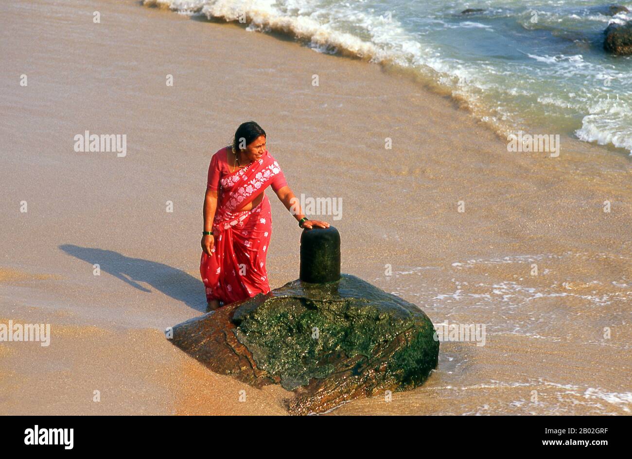 Kanyakumari, anciennement connu sous le nom de Cap Comoriin, se trouve au point le plus au sud de l'Inde continentale. C'est la pointe sud des collines de Cardamom, une extension des Ghats occidentaux qui s'étendent le long de la côte ouest de l'Inde. Kanyakumari prend son nom de la déesse Devi Kanya Kumari, considérée comme une sœur de Krishna. Les femmes lui prient pour le mariage. On croit que la déesse est celle qui enlève la rigidité de notre esprit. Le temple ici est un Shakti Peetha, l'un des lieux les plus saints de la déesse mère. Banque D'Images