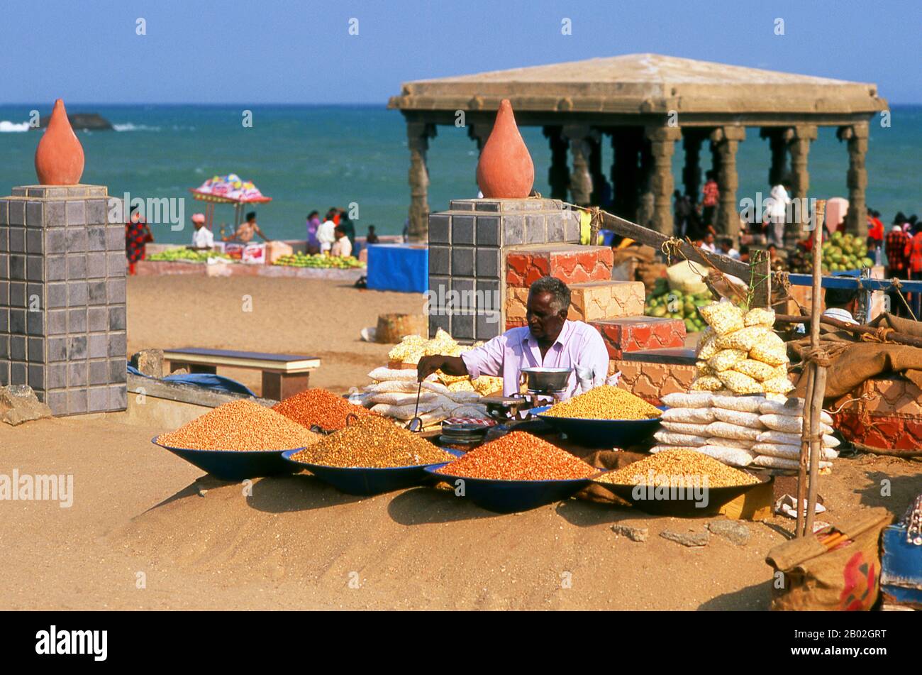 Kanyakumari, anciennement connu sous le nom de Cap Comoriin, se trouve au point le plus au sud de l'Inde continentale. C'est la pointe sud des collines de Cardamom, une extension des Ghats occidentaux qui s'étendent le long de la côte ouest de l'Inde. Kanyakumari prend son nom de la déesse Devi Kanya Kumari, considérée comme une sœur de Krishna. Les femmes lui prient pour le mariage. On croit que la déesse est celle qui enlève la rigidité de notre esprit. Le temple ici est un Shakti Peetha, l'un des lieux les plus saints de la déesse mère. Banque D'Images