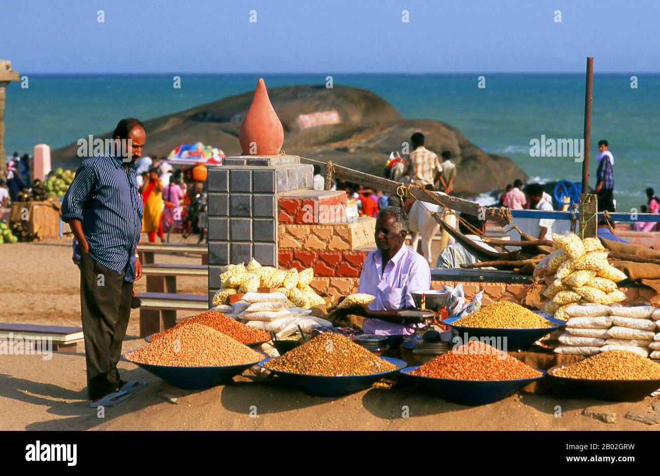 Kanyakumari, anciennement connu sous le nom de Cap Comoriin, se trouve au point le plus au sud de l'Inde continentale. C'est la pointe sud des collines de Cardamom, une extension des Ghats occidentaux qui s'étendent le long de la côte ouest de l'Inde. Kanyakumari prend son nom de la déesse Devi Kanya Kumari, considérée comme une sœur de Krishna. Les femmes lui prient pour le mariage. On croit que la déesse est celle qui enlève la rigidité de notre esprit. Le temple ici est un Shakti Peetha, l'un des lieux les plus saints de la déesse mère. Banque D'Images