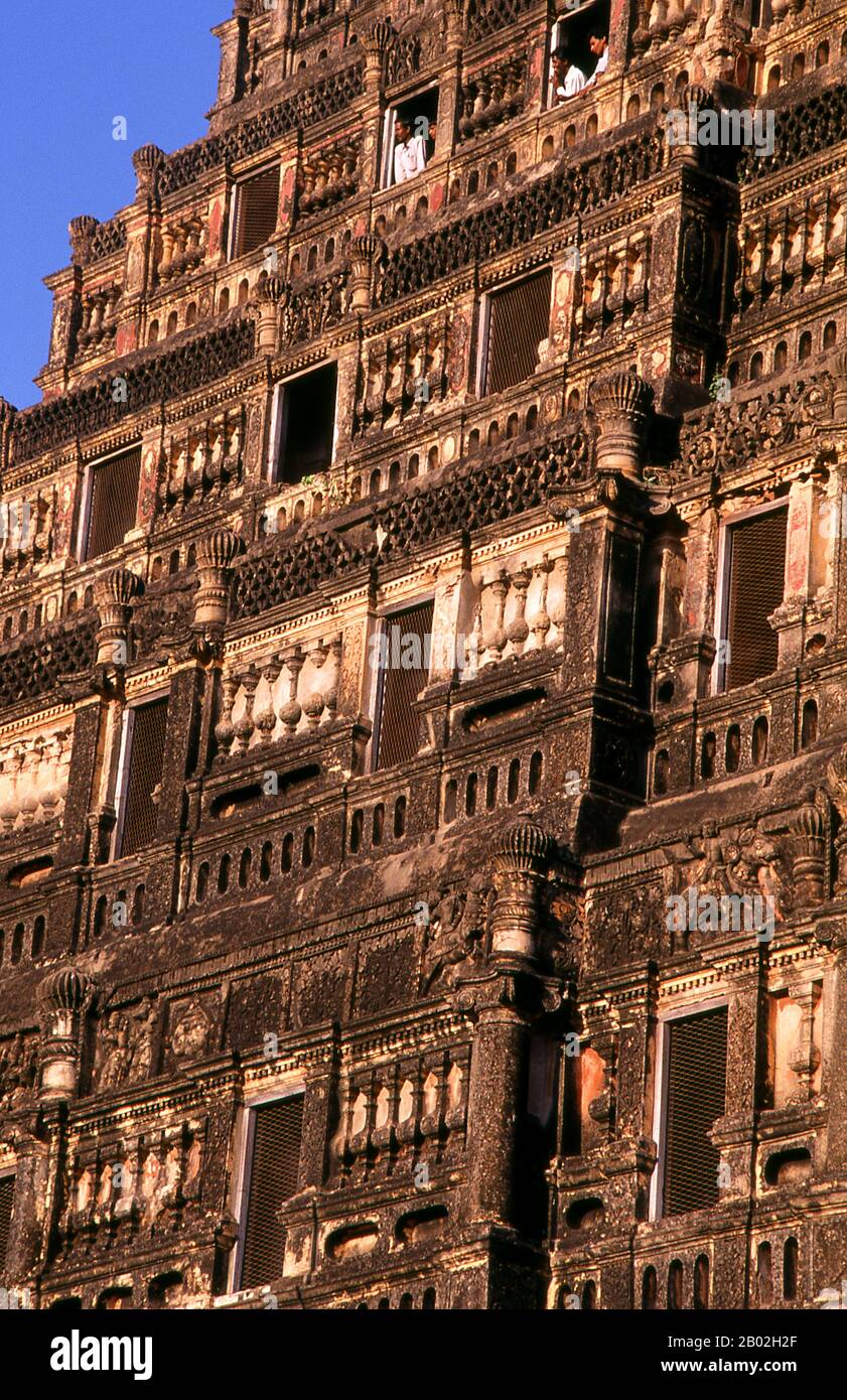 Le palais de Thanjavur Maratha, également connu sous le nom d'Aranmanai, a été construit à l'origine par les Nayaks du royaume de Thanjavur Nayak (XVIe - XVIIe siècle ce). Après la chute du royaume de Thanjavur Nayak, il a servi de résidence officielle du Thanjavur Maratha. Lorsque la majeure partie du royaume de Thanjavur Maratha a été annexée à l'Empire britannique en 1799, le Thanjavur Marathas a continué de s'attelle au palais et au fort environnant. La famille Bhonsle a continué de se tenir au palais même après que le dernier roi Shivaji II a été déposé selon la Doctrine de Lapse. Banque D'Images