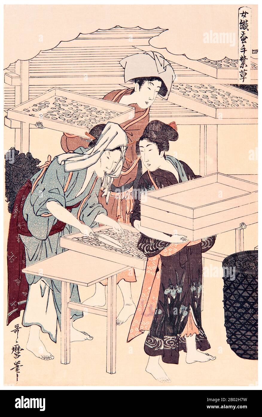 4. 'Stirring the silkworms', représentant une fille au premier plan en remuant les vers à soie dans un plateau, un autre portant un plateau de vers et un autre en prenant un plateau vide Kitagawa Utamaro (CA. 1753 - 31 octobre 1806) était un peintre et graveur japonais, considéré comme l'un des plus grands artistes de gravures de bois (ukiyo-e). Il est surtout connu pour ses études magistralement composées de femmes, connues sous le nom de bijinga. Il a également produit des études sur la nature, notamment des livres illustrés d'insectes. Banque D'Images