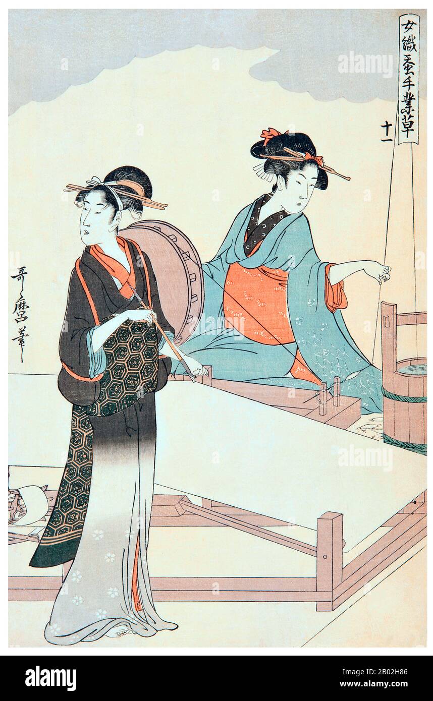 11. "Épingler la soie", représentant une femme assise dans l'arrière-plan qui tourne la soie sur un métier à tisser et une femme debout au premier plan. Kitagawa Utamaro (env. 1753 - 31 octobre 1806) était un peintre et graveur japonais, considéré comme l'un des plus grands artistes de gravures de bois (ukiyo-e). Il est surtout connu pour ses études magistralement composées de femmes, connues sous le nom de bijinga. Il a également produit des études sur la nature, notamment des livres illustrés d'insectes. Banque D'Images