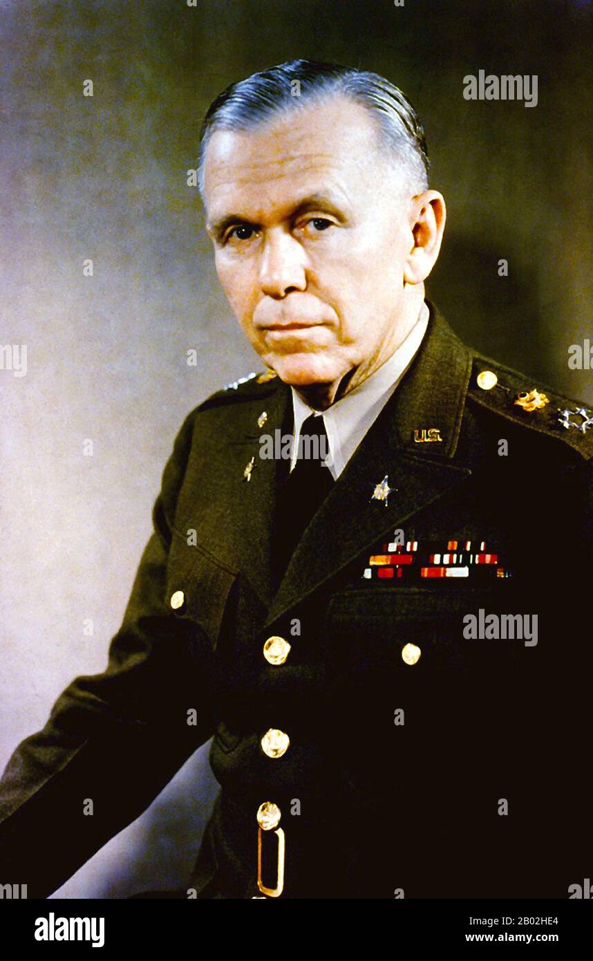 États-Unis : général George C. Marshall (31 décembre 1880 - 16 octobre 1959), Secrétaire d'État des États-Unis (1947-1949), 1946. George Catlett Marshall, Jr. était un soldat américain et homme d'État célèbre pour ses rôles de leader pendant la seconde Guerre mondiale et la Guerre froide. Il est chef d'état-major de l'armée des États-Unis, secrétaire d'État et troisième secrétaire à la Défense. Il a été salué comme l'« organisateur de la victoire » par Winston Churchill pour son leadership dans la victoire alliée dans la guerre. Marshall a servi comme chef d'état-major de l'armée des États-Unis pendant la guerre. Banque D'Images
