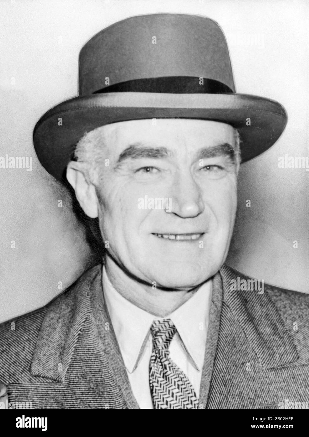 États-Unis : Henry R. Luce (3 avril 1898 - 28 février 1967), magnat du magazine américain, Idlewild Airport, 1954. Henry Robinson Luce, un magnat américain du magazine, a été qualifié de « citoyen privé le plus influent de l'Amérique de son temps ». Il a lancé et supervisé de près une écurie de magazines qui ont transformé le journalisme et les habitudes de lecture des Américains haut de gamme. Time résumait et interprétait les nouvelles de la semaine ; Life était un magazine d'images sur la politique, la culture et la société qui dominait les perceptions visuelles américaines à l'époque précédant la télévision ; Fortune explorait en profondeur l'économie. Banque D'Images