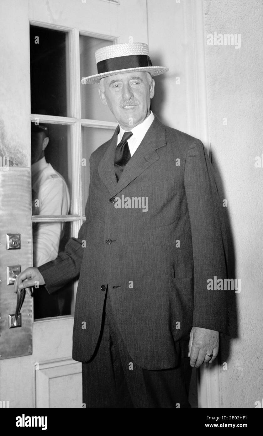 Henry Lewis Stimson (21 septembre 1867 – 20 octobre 1950) était un homme d'État américain, avocat et politicien du parti républicain et porte-parole de la politique étrangère. Il a été secrétaire de guerre (1911–1913) sous le républicain William Howard Taft et gouverneur général des Philippines (1927–1929). En tant que secrétaire d'État (1929-1933) sous la présidence républicaine Herbert Hoover, il a articulé la doctrine Stimson qui a annoncé l'opposition américaine à l'expansion japonaise en Asie. Il a de nouveau été secrétaire de guerre (1940–1945) sous la démocrate Franklin D. Roosevelt et a été un faucon de premier plan appelant à la guerre Banque D'Images